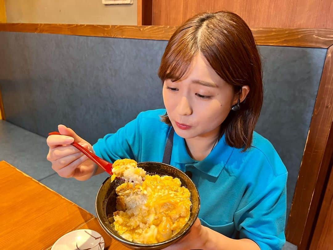 篠原梨菜さんのインスタグラム写真 - (篠原梨菜Instagram)「#朝5時の美味time 今日8/5は085(おやこ)の語呂合わせで親子丼の日🥚 東京・池袋 はねあげ池袋本店へ！ 朝5時まで営業。手羽先唐揚げや鶏焼きなど鶏肉料理を中心としたお店🐥 お店自慢の親子丼を😋 注文が入ってから調理しているとろとろふわふわ食感。出来立てほやほや、卵と米と鶏と出汁の旨味に身も心も満たされる。幸せの味です！ #早朝グルメ #thetime_tbs #親子丼の日 #はねあげ池袋店  #親子丼 #池袋グルメ  #東京グルメ  #朝ごはん  #tbs」8月5日 6時18分 - shinorinatbs