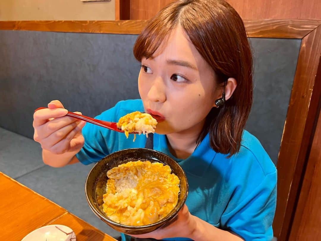 篠原梨菜さんのインスタグラム写真 - (篠原梨菜Instagram)「#朝5時の美味time 今日8/5は085(おやこ)の語呂合わせで親子丼の日🥚 東京・池袋 はねあげ池袋本店へ！ 朝5時まで営業。手羽先唐揚げや鶏焼きなど鶏肉料理を中心としたお店🐥 お店自慢の親子丼を😋 注文が入ってから調理しているとろとろふわふわ食感。出来立てほやほや、卵と米と鶏と出汁の旨味に身も心も満たされる。幸せの味です！ #早朝グルメ #thetime_tbs #親子丼の日 #はねあげ池袋店  #親子丼 #池袋グルメ  #東京グルメ  #朝ごはん  #tbs」8月5日 6時18分 - shinorinatbs