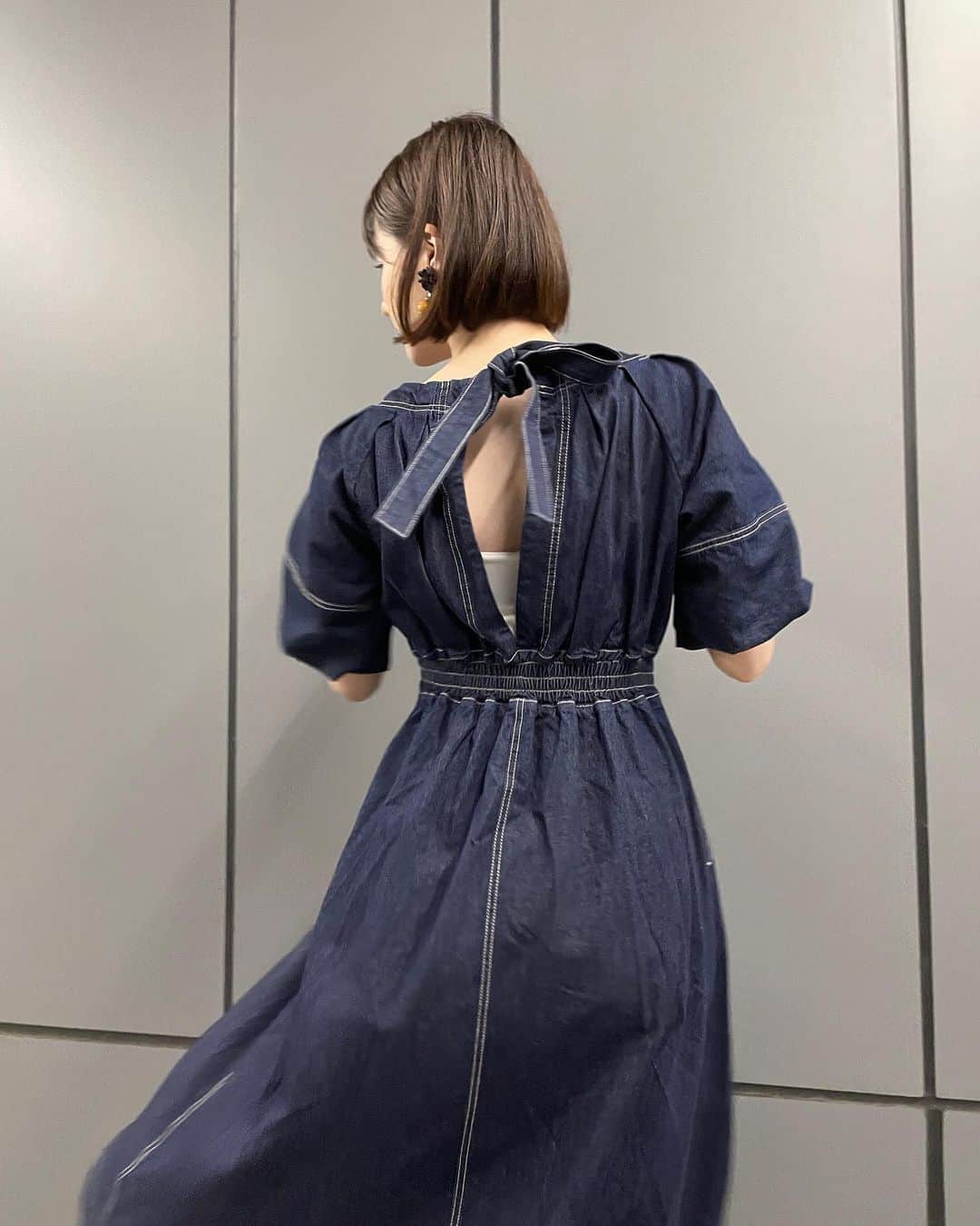 松本若菜さんのインスタグラム写真 - (松本若菜Instagram)「こちらは取材時の。  足元スリッパなのはご愛嬌で🙏  ウエスト切り替えですっきりぽんに見えるワンピース。 肩幅広めの私ですが、これだと何故かなで肩のように見えるから女性らしいラインの出る衣装でした！  👗タグ付けしてます🏷」8月5日 8時46分 - matsumoto_wakana
