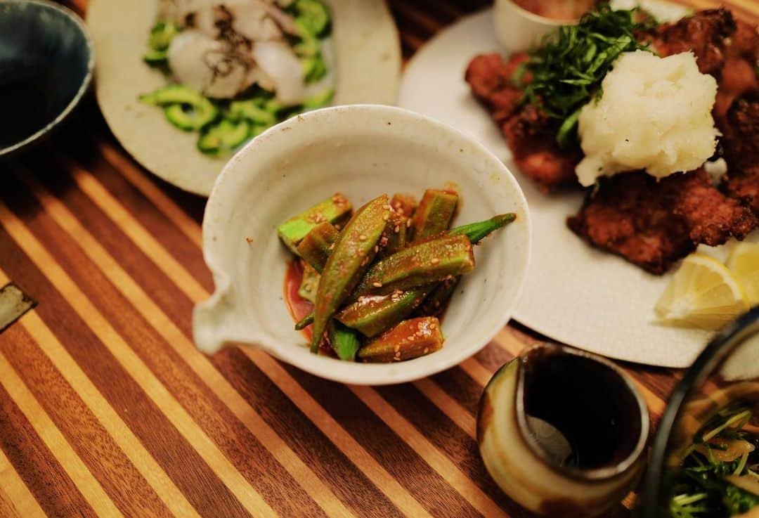 高山都さんのインスタグラム写真 - (高山都Instagram)「昨日の晩ごはんのメインは鶏のからあげ！ いつもは、数時間漬け込んで味をしみしみにする作り方なのだけど、昨日は18時に帰宅して、急いで作ってたから、まず買ってきた鶏肉に塩麹と酒をまぶし揉み込んでおきます。 15分くらいしたら、そこにすりおろし生姜とごま油を入れてさらに揉み込む。 一緒にヒラメのお刺身にも塩振って塩昆布をパラパラとし、どっちもラップして冷蔵庫へ。 お風呂入ったり片付けたりしつつ、副菜を作ってる間に旨味を浸透させておくのです。 ケールはごま油をもみ込み、岩海苔とお豆腐を入れて和えて仕上げにパリパリ海苔を散らします。 豆苗は岩下の新生姜とタコのぶつ切りと柚子胡椒オイルで和えます。 茹でたオクラはコチュジャンベースの甘酸っぱいタレで和えて。 塩揉みしておいた枝豆は最後に蒸し茹でし、塩をパラパラと。 寝かせたヒラメは、塩揉みして水分を搾りレモンキュッとかけたゴーヤを下に敷いて即席昆布締め。 仕上げに美味しいごま油をたらーり。 これ、めちゃくちゃ美味しかったからまた作ろう。 唐揚げは片栗粉と米粉をつけて、カラリと揚げて、水気をぎゅっと絞った大根おろしを乗せて。 あとはお好みで、ポン酢やレモン、たたいた梅と大葉で各々いただくスタイル。 昨日は、お互い忙しくてまともに食事ができなかったので、身体も心も満たされるメニューにしました。 #みやれゴハン 美味しかったなー 家でのおいしい時間って、1日のいちばんの楽しみです。」8月5日 8時46分 - miyare38