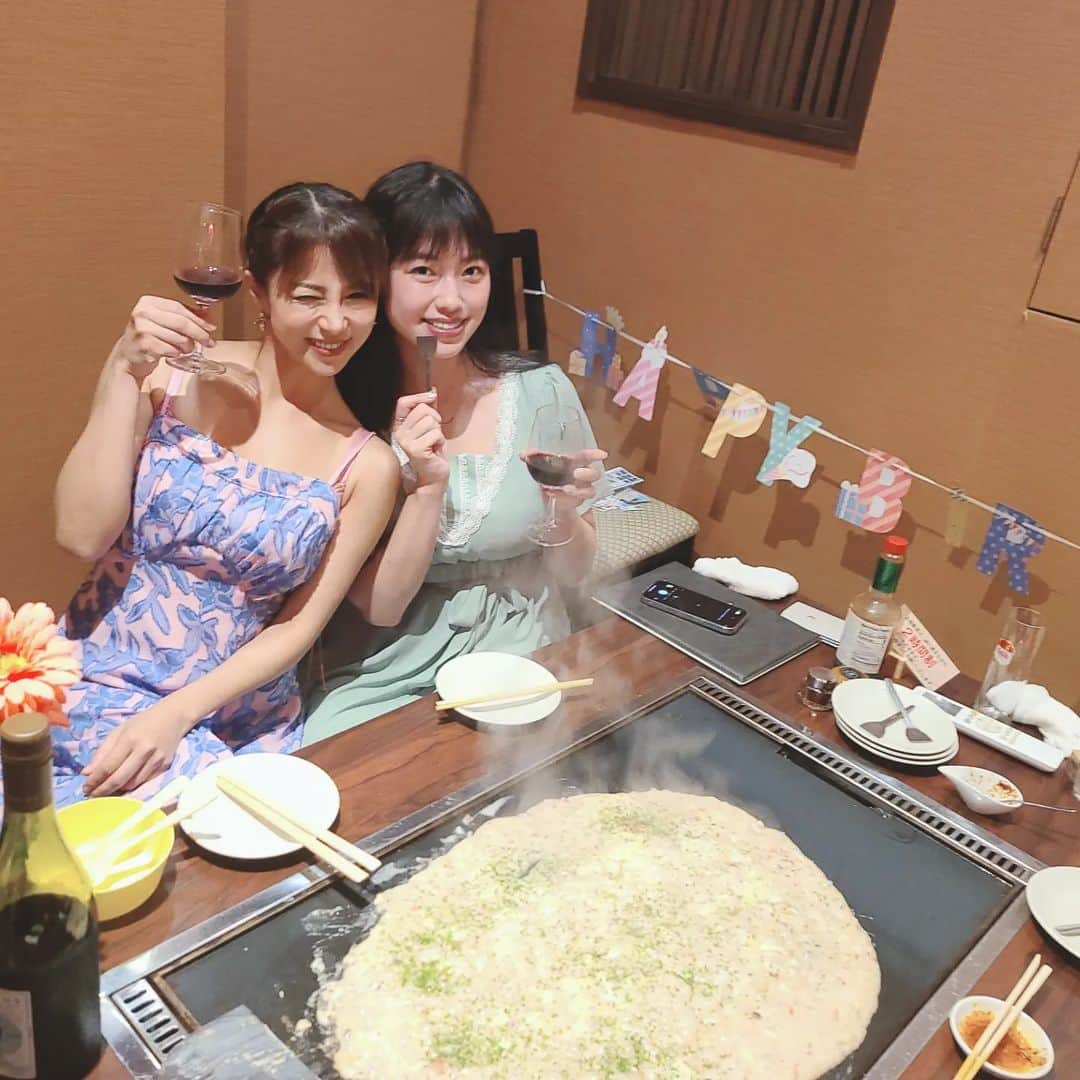 華彩ななさんのインスタグラム写真 - (華彩ななInstagram)「愛する可愛い可愛い妹 @asuka_oda_0320 がお祝いしてくれた❤️ 可愛い飾り付けしてくれて、 愛に溢れすぎた時間でした😭💓💓💓  なんて幸せなんだ‼️😭💕  飛鳥ちゃん行きつけの鉄板焼き屋さん✨✨✨ 今までの人生で一番美味しい餃子でした🥟💕  二人でワイン3本とマッコリをさらっと空けてしまった😂🍷💕 存在だけでもありがとうなのに、 いつも愛をありがとう❤️  ずっと大好きで仕方ない人💓💓💓」8月5日 9時19分 - nanakasai