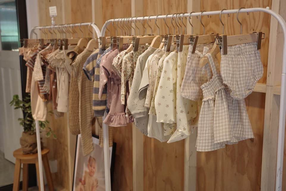 吉田明世さんのインスタグラム写真 - (吉田明世Instagram)「今週もありがとうございました📻♡  普段から子どもたちもよく着ている @ryleeandcru.japan  @quincymae  2023s/sの展示会へ。  色使い、デザインが本当に可愛くて🤤 来年の夏用の水着や 娘のワンピースに息子のセットアップ、リンクコーデになるものなどなど心ときめきながらオーダーしました。  来年の夏は今よりもっともっと成長してるんだろうな。 楽しみ♡」8月5日 9時36分 - akiyo0414