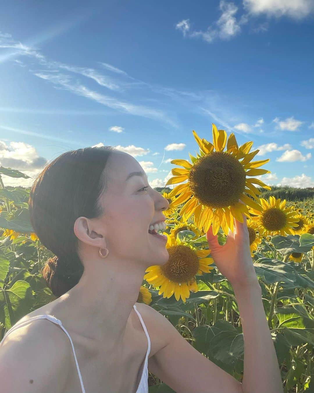 松島花さんのインスタグラム写真 - (松島花Instagram)「: 今日で33歳になりました🌻 同じお誕生日の皆さん♡ 8月生まれの皆さん♡ おめでとうございます😆🍉 : いつもイイね♡やコメント♡して 下さってありがとうございます🙏🏻 私は皆さんからのコメントに いつも元気をもらっています🤗 33歳もよろしくお願いします💛 : #10時37分産まれ #8月5日  #誕生日 #夏休み中」8月5日 10時39分 - hana_matsushima_official