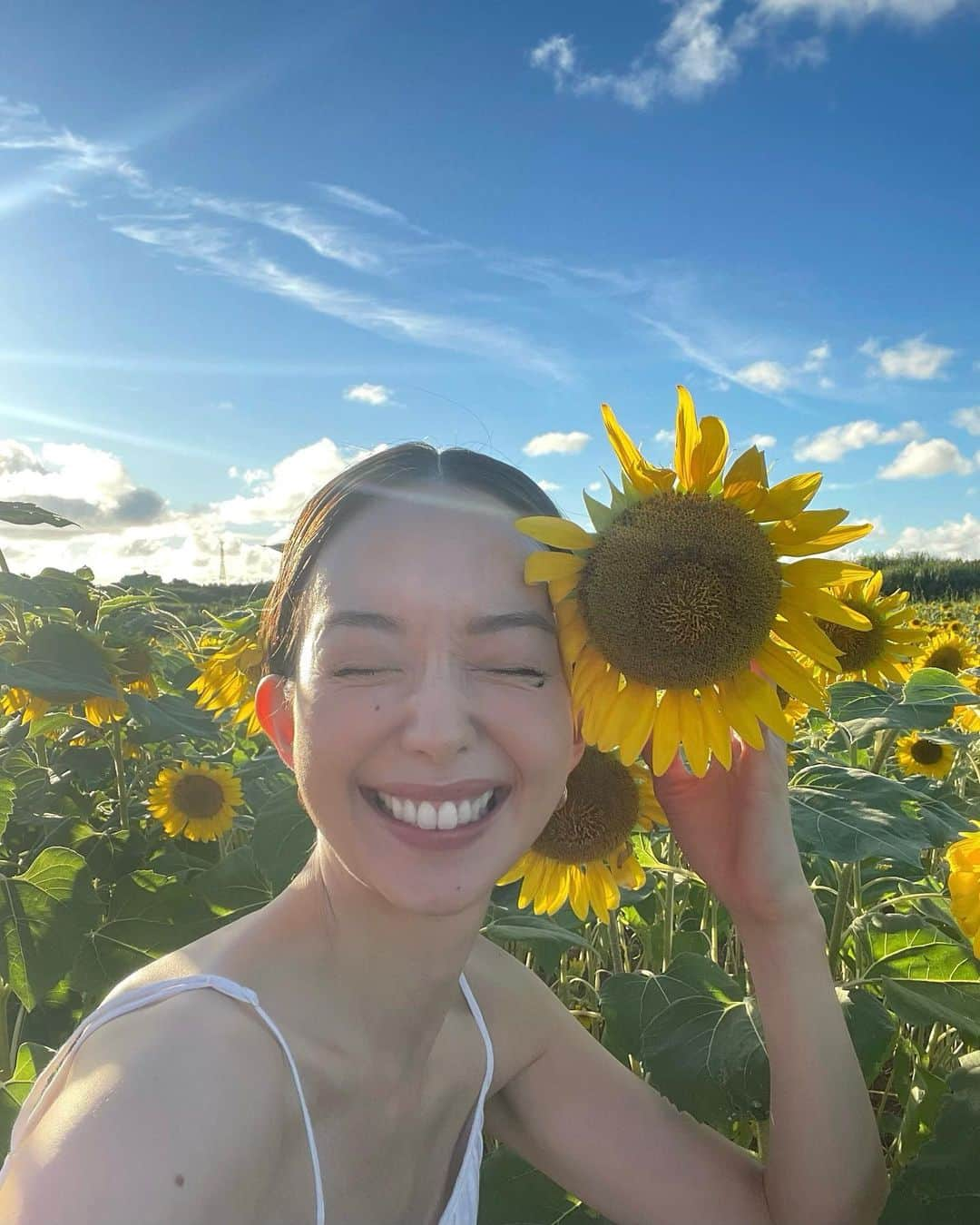 松島花さんのインスタグラム写真 - (松島花Instagram)「: 今日で33歳になりました🌻 同じお誕生日の皆さん♡ 8月生まれの皆さん♡ おめでとうございます😆🍉 : いつもイイね♡やコメント♡して 下さってありがとうございます🙏🏻 私は皆さんからのコメントに いつも元気をもらっています🤗 33歳もよろしくお願いします💛 : #10時37分産まれ #8月5日  #誕生日 #夏休み中」8月5日 10時39分 - hana_matsushima_official