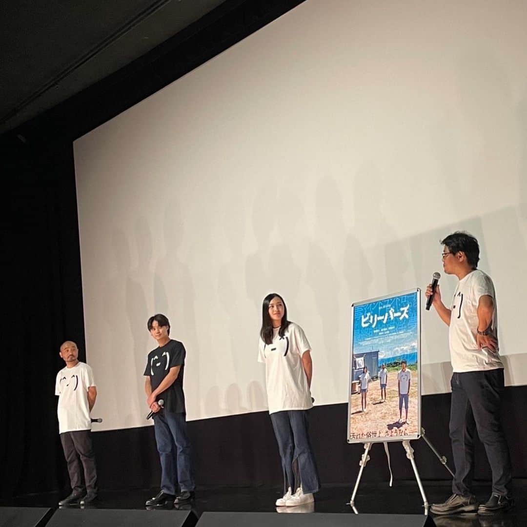 北村優衣さんのインスタグラム写真 - (北村優衣Instagram)「. 映画「ビリーバーズ」 テアトル新宿上映最終日に、 ニコニコTシャツ着て、勢揃いできました◎ 嬉しかったなあ。愛ある時間でした。 テアトル新宿での上映は終わりましたが、 東京では、 8/6(土)〜8/12(金) K‘s cinema 8/19(金)〜8/25(木)アップリンク吉祥寺　 他にも、各地方での上映が続きます。 詳しくはビリーバーズのHPを ご覧いただけると嬉しいです。 ⁡ ひとまず、ありがとうございました‼︎ ⁡ #ビリーバーズ #磯村勇斗 さん #宇野祥平 さん #城定秀夫 監督」8月5日 11時09分 - kitamura_y910