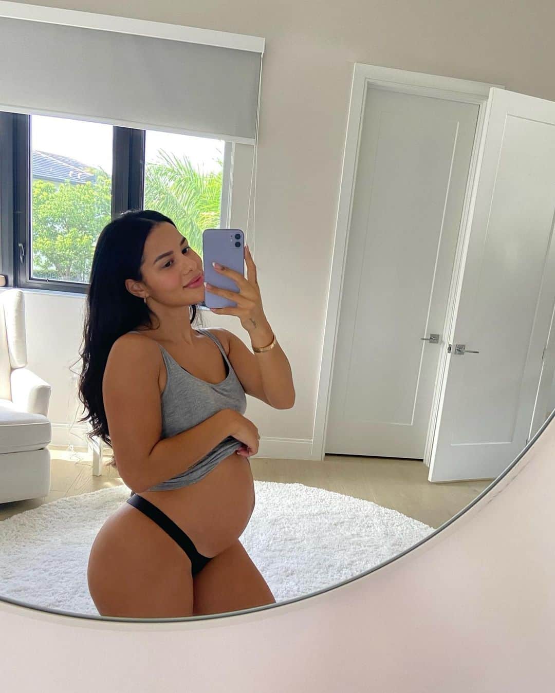 Katya Elise Henryさんのインスタグラム写真 - (Katya Elise HenryInstagram)「bumpdate 🤍 16 weeks & second pregnancy was back to back, so popped quick! let’s talk ups and downs. pregnancy is mostly mental in my opinion. the physical part is cake (blessed)… so getting your mental health together is very important for pregnancy. I struggled with that part a lot with my first pregnancy and decided I will never feel that way again! for this pregnancy, I am focusing on staying active & eating as healthy as I can with exceptions every now and then, due to personal health reasons i actually just decided to go back to more of a dairy free & gluten free diet, so far so good. I’m so glad my @wbkfit app has so many freakin yummy recipes to choose from. I am feeling so energized from the food im consuming finally and I am absolutely loving it. the way you eat 100% contributes to the way you think & feel. It’s like putting gas in a car, you wanna put only the best fuel in there right? gym so far is going great! I’ve been doing my @wbkfit fit mama program, best thing ever for pregnancy! makes it so easy to workout- mindless. Im going a few times a week & sometimes of course it’s a struggle to get there, & if I don’t make it, it’s totally okay. ahhhh gym clothes… had an organizing day yesterday and stored away all my old leggings, sweats, & jeans that no longer fit. second time around, I know how this goes. Ill see them again after the new year. annnd brought out all my old maternity leggings, sweats, undies, bras, and dresses. I’m just happy I can still bend forward to shave my legs & put on my own tennis shoes (for now)… let’s gooooo! also my boobs are growing slowly again yessss maaaaaam, best part muahaha. just started getting a little bit of back pain and round ligament pain, im finding that just staying active and stretching is important & helps. let’s talk sleep! sleeping is going good it’s just the peeing every 45 minutes through out the night haha. Is it too early to bring out my pregnancy pillow? never ;) best thing to ever exist. washing it as we speak. Pregnancy is a beautiful time and personally I love being pregnant.  2nd trimester is always a breeze for me. I can’t complain… but we’ll talk again 3rd trimester when shit hits the fan 😂🤍」8月5日 11時17分 - katyaelisehenry