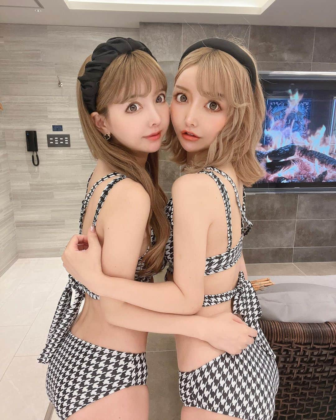 吉川ちえさんのインスタグラム写真 - (吉川ちえInstagram)「【⭐️👙👙⭐️👙⭐️👙】 . ちかさんとお揃いの水着😘❤️ 千鳥柄が可愛いし後ろ姿もかわいい💓 （ @_andante_shop ）の 水着だよ😙可愛いアイテム多いから 最近ここばっかりで頼んでる🥹🫰💕 . #andanteshop #水着 #ビキニ #ビキニ女子 #双子 #twins」8月5日 11時23分 - yoshikawachie_16