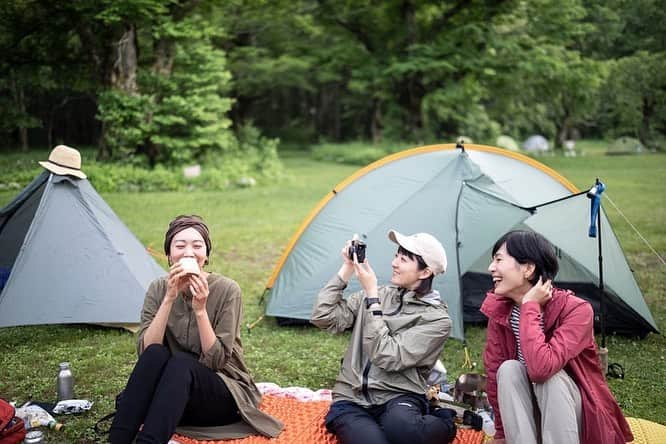 菖蒲理乃さんのインスタグラム写真 - (菖蒲理乃Instagram)「ランドネ9月号 「がんばらない山キャンプ」  コロナ禍でほとんど日帰り登山にしか行かなくなっていた。  ひさしぶりにテントを背負って歩けたのは「がんばらない」がテーマだったから。 荷物も軽くして、背負わず気負わず。  キャンプ場のすきな場所にテントを立てて ごはんを作って乾杯して 日が暮れたら眠る。  山の夜は静かで、家のベッドより深く眠れた。  鳥のさえずりで朝を迎える。目覚ましもいらない。  ランドネ9月号で山をもっと身近に感じられた。 つぎはテントを背負ってどこの山に行こうかな。  #テント泊 #テント泊登山 #山キャンプ #がんばらない #ランドネ #上高地 #ハイキング #登山」8月5日 12時10分 - shobuayano