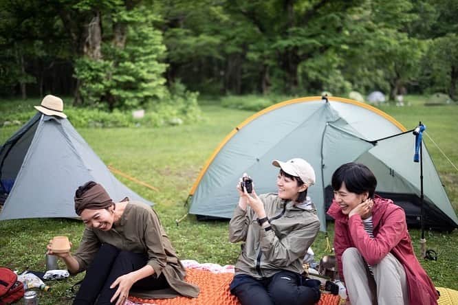 菖蒲理乃さんのインスタグラム写真 - (菖蒲理乃Instagram)「ランドネ9月号 「がんばらない山キャンプ」  コロナ禍でほとんど日帰り登山にしか行かなくなっていた。  ひさしぶりにテントを背負って歩けたのは「がんばらない」がテーマだったから。 荷物も軽くして、背負わず気負わず。  キャンプ場のすきな場所にテントを立てて ごはんを作って乾杯して 日が暮れたら眠る。  山の夜は静かで、家のベッドより深く眠れた。  鳥のさえずりで朝を迎える。目覚ましもいらない。  ランドネ9月号で山をもっと身近に感じられた。 つぎはテントを背負ってどこの山に行こうかな。  #テント泊 #テント泊登山 #山キャンプ #がんばらない #ランドネ #上高地 #ハイキング #登山」8月5日 12時10分 - shobuayano