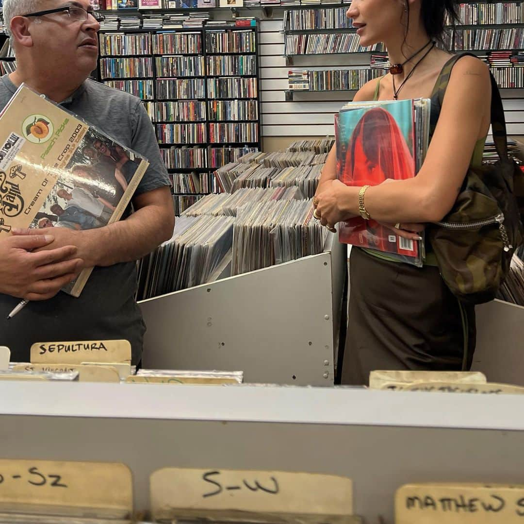 ベラ・ハディッドさんのインスタグラム写真 - (ベラ・ハディッドInstagram)「197 bleeker street NY.NY  @villagerevivalrecordsnyc   Please go visit my friend Jamal  🇵🇸❤️🇵🇸 All welcome, records for everyone!!!! I love you Jamm」8月5日 13時28分 - bellahadid