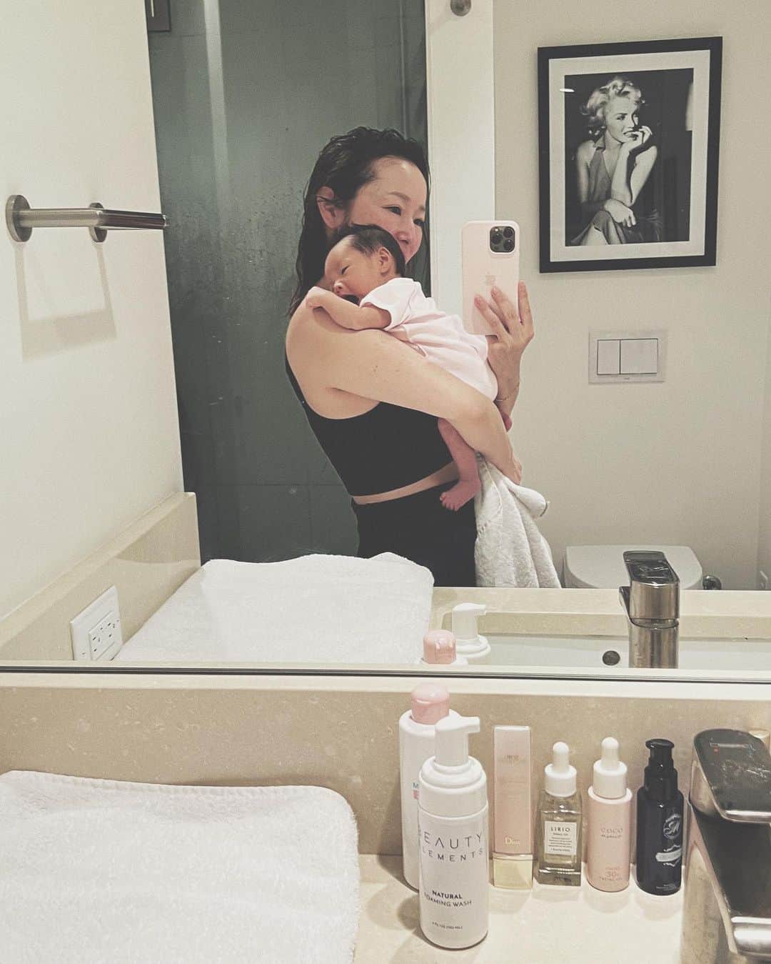 翁安芸さんのインスタグラム写真 - (翁安芸Instagram)「After bath with my baby girl🛁   #1monthold #babygirl #bathroom #お風呂上がり」8月5日 13時46分 - akinyc