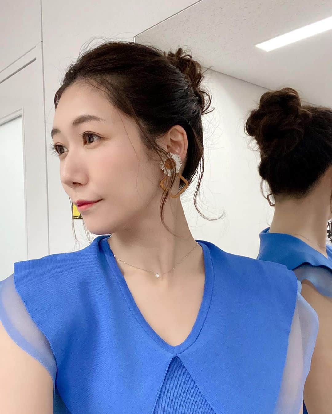 穂川果音さんのインスタグラム写真 - (穂川果音Instagram)「hairstyle  高めのお団子ヘアだよ〜  #hairstyle #hairarrange #アップヘア　#アベプラ　#abematv #アップスタイル　#イヤリング　#earrings   #穂川果音  #気象予報士　#お団子ヘアアレンジ  #高めのお団子ヘア 　#まとめ髪　#お天気キャスター　#お団子ヘア」8月5日 14時06分 - hokawakanonn