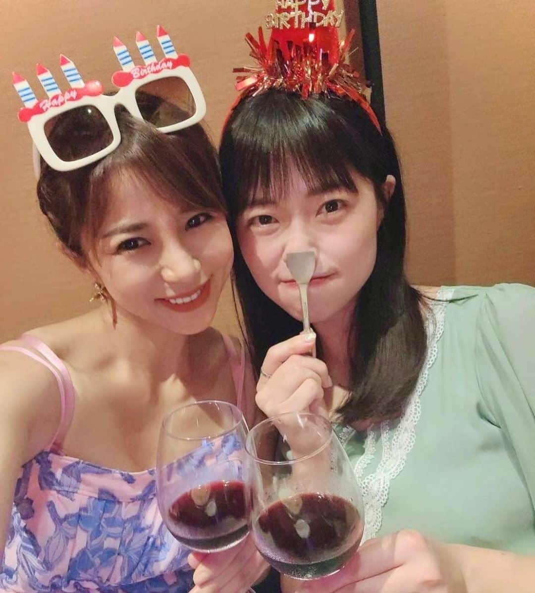 小田飛鳥さんのインスタグラム写真 - (小田飛鳥Instagram)「【私のお姉ちゃんが世界一キレイだから最後まで見てくれ】 会う度に綺麗でビビります🥰 少し遅れてしまったお誕生日祝いは行きつけの参宮橋の『えん』さんの二号店で🥳 お店に許可取って飾り付けしてたら、自分の肺活量を見誤って風船をぶち破りました🎈🤣🤣 ななさん…言葉は無くても凄く分かり合えててシンクロしてて、それを酔っ払った頭で言葉に紡いでいく作業が好きです🥰 ずっとずっとずーっとそのままで🎂 #華彩なな さん #happybirthday」8月5日 14時16分 - asuka_oda_0320