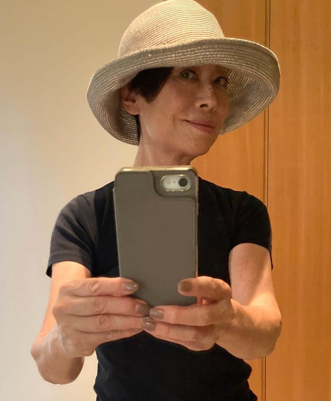 安藤優子さんのインスタグラム写真 - (安藤優子Instagram)「帽子について。  帽子って意外に選ぶのが難しい。  つばが広くなくては日除けにならないし、かと言って大きすぎるのも、とさんざん迷ってポチり。  色は分かりにくいかもしれませんが、グレーです。  つばはいろいろ角度を変えたりできるようになっています。  朝ンポに活躍しています。  #ディノス で、ポチりました。  #帽子  #フレンチブルドッグ  #安藤優子」8月5日 14時35分 - yukoando0203