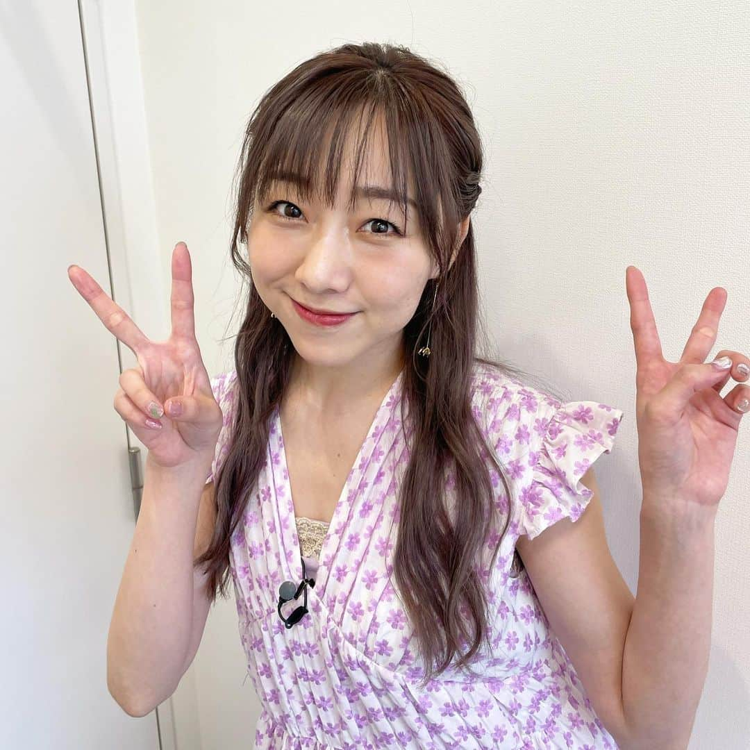 須田亜香里さんのインスタグラム写真 - (須田亜香里Instagram)「最近髪が紫だから衣装も紫色に引っ張られがち🤤💜 この紫のリボン、間違えてつけたまま帰ったから衣装さんに早く返さねば🙇ごめんなさい！  8月5日(金) カンテレ2:45〜生放送 #スロイジ   TBS系列19:00〜 オオカミ少年  FM AICHI 20:30〜 須田亜香里×ASUNAL TREASURE #アストレ  8月6日(土) TBSチャンネル1 23:00〜 #ゼロポジ　  MBSラジオ25:30〜生放送 #ゴチャ14  8月7日(日) 中日新聞コラム連載 #てくてく歩いてく  お台場でアイドルフェス！ #TIF2022  ABEMA 25:00〜（テレビ朝日おやすみ） #熱湯Mリーグ 私がバーのオーナー役やってる企画！」8月5日 14時39分 - akarisuda