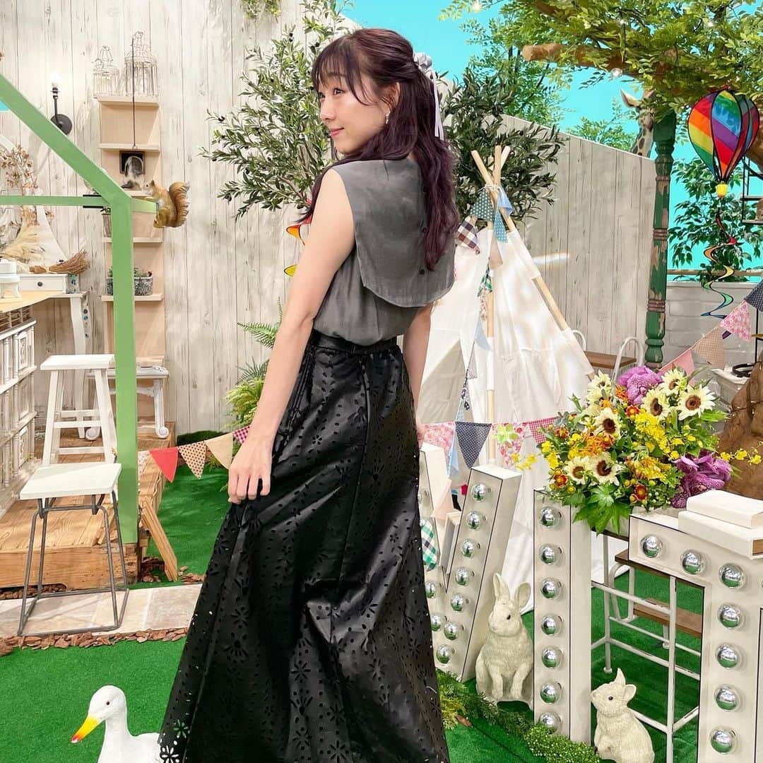 須田亜香里さんのインスタグラム写真 - (須田亜香里Instagram)「最近髪が紫だから衣装も紫色に引っ張られがち🤤💜 この紫のリボン、間違えてつけたまま帰ったから衣装さんに早く返さねば🙇ごめんなさい！  8月5日(金) カンテレ2:45〜生放送 #スロイジ   TBS系列19:00〜 オオカミ少年  FM AICHI 20:30〜 須田亜香里×ASUNAL TREASURE #アストレ  8月6日(土) TBSチャンネル1 23:00〜 #ゼロポジ　  MBSラジオ25:30〜生放送 #ゴチャ14  8月7日(日) 中日新聞コラム連載 #てくてく歩いてく  お台場でアイドルフェス！ #TIF2022  ABEMA 25:00〜（テレビ朝日おやすみ） #熱湯Mリーグ 私がバーのオーナー役やってる企画！」8月5日 14時39分 - akarisuda