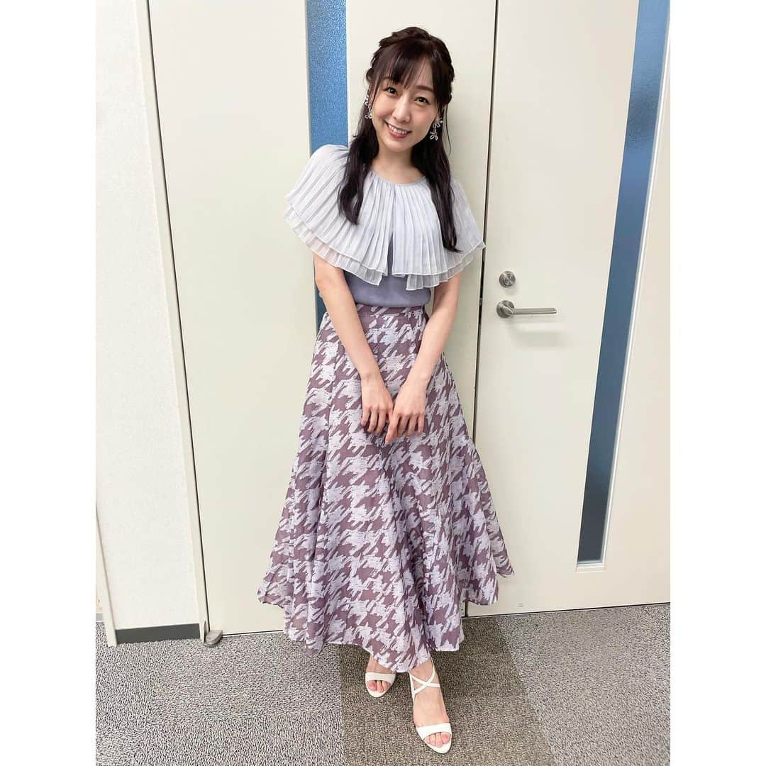 須田亜香里さんのインスタグラム写真 - (須田亜香里Instagram)「最近髪が紫だから衣装も紫色に引っ張られがち🤤💜 この紫のリボン、間違えてつけたまま帰ったから衣装さんに早く返さねば🙇ごめんなさい！  8月5日(金) カンテレ2:45〜生放送 #スロイジ   TBS系列19:00〜 オオカミ少年  FM AICHI 20:30〜 須田亜香里×ASUNAL TREASURE #アストレ  8月6日(土) TBSチャンネル1 23:00〜 #ゼロポジ　  MBSラジオ25:30〜生放送 #ゴチャ14  8月7日(日) 中日新聞コラム連載 #てくてく歩いてく  お台場でアイドルフェス！ #TIF2022  ABEMA 25:00〜（テレビ朝日おやすみ） #熱湯Mリーグ 私がバーのオーナー役やってる企画！」8月5日 14時39分 - akarisuda