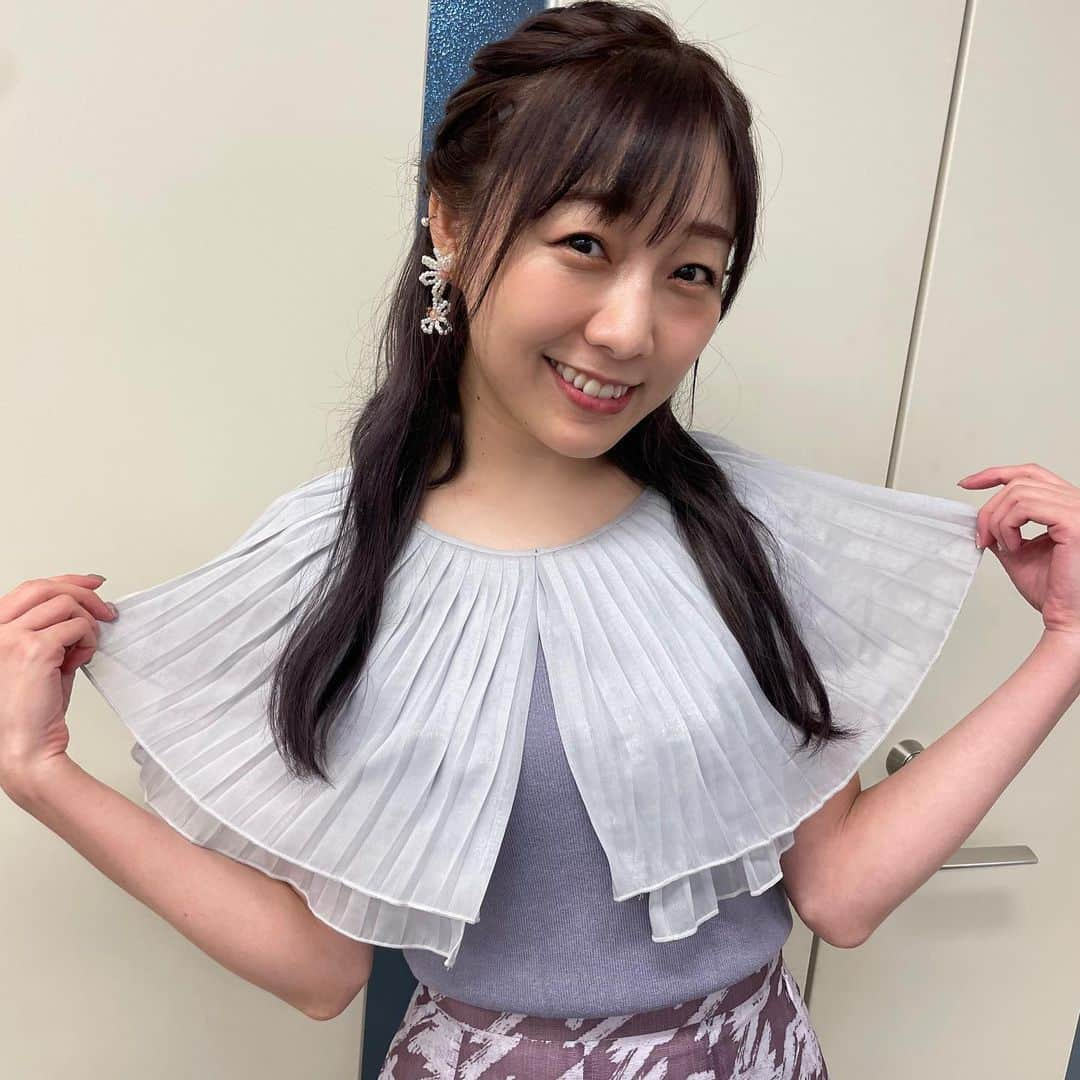 須田亜香里さんのインスタグラム写真 - (須田亜香里Instagram)「最近髪が紫だから衣装も紫色に引っ張られがち🤤💜 この紫のリボン、間違えてつけたまま帰ったから衣装さんに早く返さねば🙇ごめんなさい！  8月5日(金) カンテレ2:45〜生放送 #スロイジ   TBS系列19:00〜 オオカミ少年  FM AICHI 20:30〜 須田亜香里×ASUNAL TREASURE #アストレ  8月6日(土) TBSチャンネル1 23:00〜 #ゼロポジ　  MBSラジオ25:30〜生放送 #ゴチャ14  8月7日(日) 中日新聞コラム連載 #てくてく歩いてく  お台場でアイドルフェス！ #TIF2022  ABEMA 25:00〜（テレビ朝日おやすみ） #熱湯Mリーグ 私がバーのオーナー役やってる企画！」8月5日 14時39分 - akarisuda