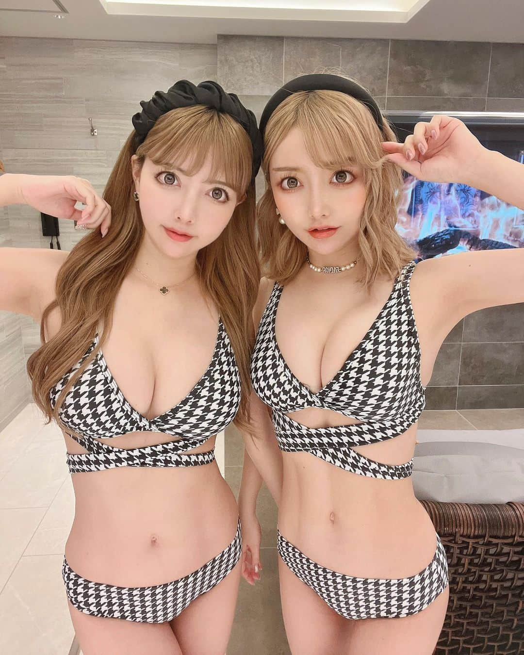 吉川ちかさんのインスタグラム写真 - (吉川ちかInstagram)「サ活した時に 着てた水着お気に入り🥹💕 (@_andante_shop )だよ  千鳥柄のデザイン可愛いし 胸もしっかり盛れた🫰💕 お気に入りの水着が増えた🫣  #サ活#サ活女子#スパ#spa#ちえちか#双子#ビキニ#水着#ビキニ女子#twins」8月5日 15時53分 - yoshikawachika_1116