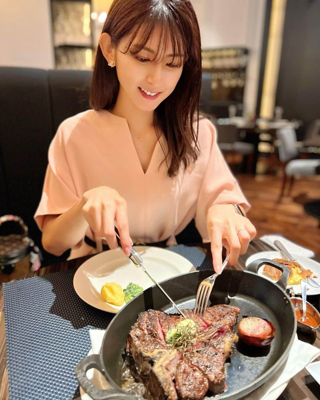 井上麻衣さんのインスタグラム写真 - (井上麻衣Instagram)「東京にいた時、銀座店で記念日🌹に利用させてもらったことがある 『BLT STEAK 』  そんな思い出あるお店の大阪店 『BLT STEAK OSAKA』にお邪魔しました！  高級感溢れる店内で、ソファー席は特別感があります✨  頂いたのは、人気Tボーンステーキ他、８品を楽しめる 【 BLT COURSE 】 □アミューズ □ポップオーバー　　 　見た目のインパクトがすごい！ 　中が空洞になっていて特製のバターとお塩でいただきます✨ 　 □マグロとアボカドのタルタル　 　しっかりとした味で、添えてあるチップスと食べるのがGood👍ワインが呑みたくなります♡  □シーザーサラダ □ロブスタービスク 　ここにきたら外せないのがこちら💁‍♀️ 　とっても濃厚で何杯でも食べられそうです  □ドライエイジングプライムTボーンステーキ750g(2名分) 　925度の高温で焼き上げるステーキ🥩は中々味わえな  い。。 　750gもあるので食べ応え抜群です 　オーダー時に選択できる焼き加減と、好きなソースでいただきます✨ 　肉本来の旨みを感じられるのでそのままがおすすめです♪一皿で2種類のステーキを味わえるのはお得感あります♡  □マッシュポテト・クリームドスピナッチ □デザート 　口直しに相応しい桃のコンポート🍑 　さっぱりしていてお腹いっぱいでも食べられました✨ □コーヒーまたは紅茶☕️  事前に連絡は必要ですが、お子さん👶🏻👧🏻も可みたいなので 家族でお祝い🥂する場としてもGood  ご馳走様でした。  ☑︎BLT STEAK OSAKA @bltsteak.osaka  大阪市北区梅田2-5-25 ハービスPLAZA 1F ☎︎ 06-6453-2911 11：30～15:00／17:00～22：00 （LO. L 14：00／D 21：00） ※15：00～17：00クローズ  . . . . #gourmet#dinner#lunch PR #梅田グルメ #梅田ランチ #梅田ディナー #北新地グルメ #北新地ランチ #大阪ステーキ #bltsteakosaka #大阪グルメ」8月5日 16時23分 - mai_inoue