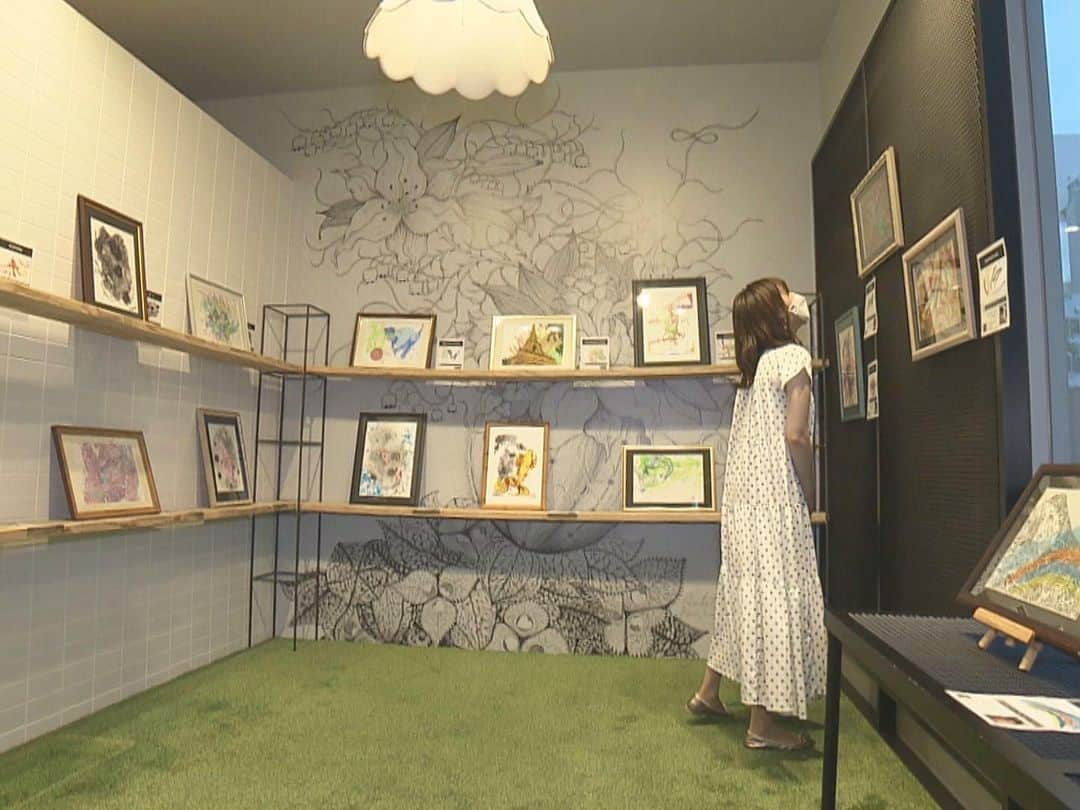 北海道放送「今日ドキッ!」さんのインスタグラム写真 - (北海道放送「今日ドキッ!」Instagram)「"障害のある子どもたちの個性をアートに―”  知的障害のある子ども達とアーティストがコラボした絵画が並ぶ作品展「ONEART」 @oneart2016  が札幌で開催されています。  ※札幌シャンテ(中央区南1西1)で7日(日)まで開催。 入場無料、午前10時～午後8時 また、8月17日(水)〜28日(日)は、SPECIAL CLUB（中央区南5条西2・オークラビル 6F）で開きます。※日曜定休  作品はすべて、子供たちが描いた絵をベースに、 国内外のアーティストや著名人が 加筆・加工をし、アート作品に仕上げたものなんです。  展示している作品は企業や個人にレンタルし、 その売り上げの6割を絵を描いた子供の家庭に届け、 支援につなげています。  　 このプロジェクトを主宰するアーティスト、 けみ芥見さん @chemi.akutami  からの依頼で、今回なんと、森田絹子アナウンサー @hbc_moritakinuko も作品づくりに参加‼️  どんな作品になったのでしょうか？  さらに、けみさんにもインタビューし、 ONEARTの魅力に迫りました。  きょう５時台に詳しくお伝えします。」8月5日 16時40分 - hbc_kyodoki