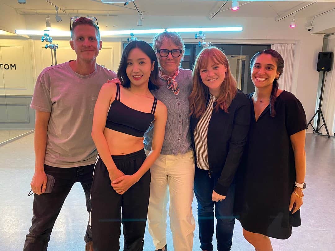 May J Leeさんのインスタグラム写真 - (May J LeeInstagram)「I'm so happy to have had the opportunity to meet with the @duolingo team! I had such a great time working with them! Looking forward to seeing the work we produced😊💚 Thank you!  워크샵에 참여해준 수강생 분들께 감사드립니다! 저에게 굉장히 의미있는 시간이었어요🙏🏽 함께 하신 스텝분들 모두 너무 고생 많으셨습니다. 감사합니다!!!」8月5日 17時40分 - mayj517