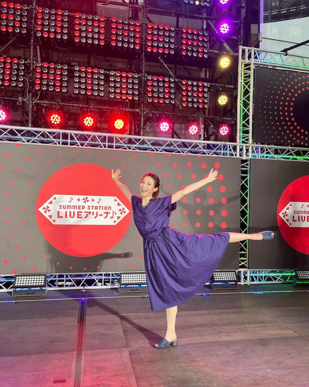 住田紗里さんのインスタグラム写真 - (住田紗里Instagram)「昨日のSUMMER STATIONのステージ、 天気が不安定な中、会場まで来てくださった方々、 お忙しい中、生配信を見てくださった方々、 本当にありがとうございました。  5年前、学園祭でのダンスのステージが終わった時、 もう二度と、野外ステージでお客様を前にして踊ることはないのだろうと、寂しい気持ちになったのですが、 このような形で、またステージで踊らせていただくことができて、 本当に幸せでした✨  とにかく悔いの残らないように楽しむ！と思って挑んだので、本番は「楽しい！」という感情で、心が埋め尽くされていました😆  そして、こんな素敵な機会をいただけたこと、沢山の人がこのステージのために力を貸してくださったことに心から感謝しています。  #斎藤ちはる アナウンサー @chiharu_saito_ex  #ちーちゃん #たくさん助けてくれて #ありがとう #司会は #草薙和輝 アナウンサー @kazuki_kusanagi_ex  #本番は本当に楽しかった #緊張もしました  #グッドモーニング#summerstation#サマステ#テレ朝夏祭り#夏祭り#コラボ企画#私たちと一緒に踊りませんか#ダンス#dance#野外ステージ#テレビ朝日#テレ朝#テレビ朝日アナウンサー#住田紗里」8月5日 17時44分 - sarisumita_ex