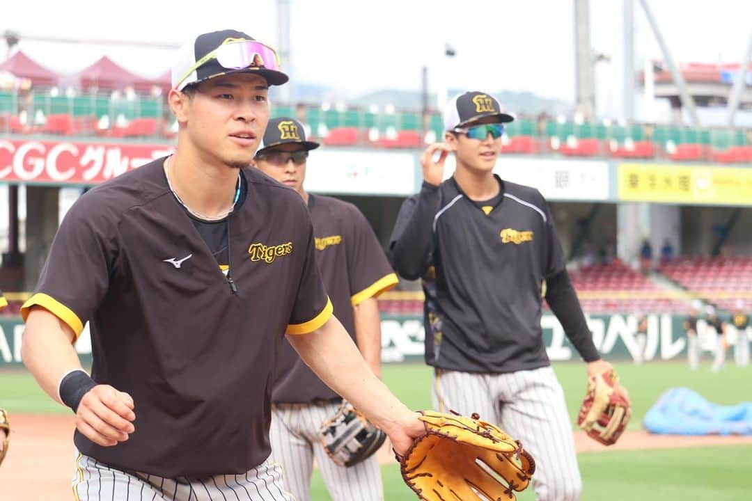 阪神タイガースさんのインスタグラム写真 - (阪神タイガースInstagram)「8月5日広島戦、本日の試合前練習の様子です！ #木浪聖也 選手 #坂本誠志郎 選手 #中野拓夢 選手 #アデルリンロドリゲス 選手 #佐藤輝明 選手 #糸井嘉男 選手 #藤浪晋太郎 選手 #ラウルアルカンタラ 選手 #湯浅京己 選手 #岩崎優 選手 #阪神タイガース  #イチにカケル！」8月5日 17時51分 - hanshintigers_official