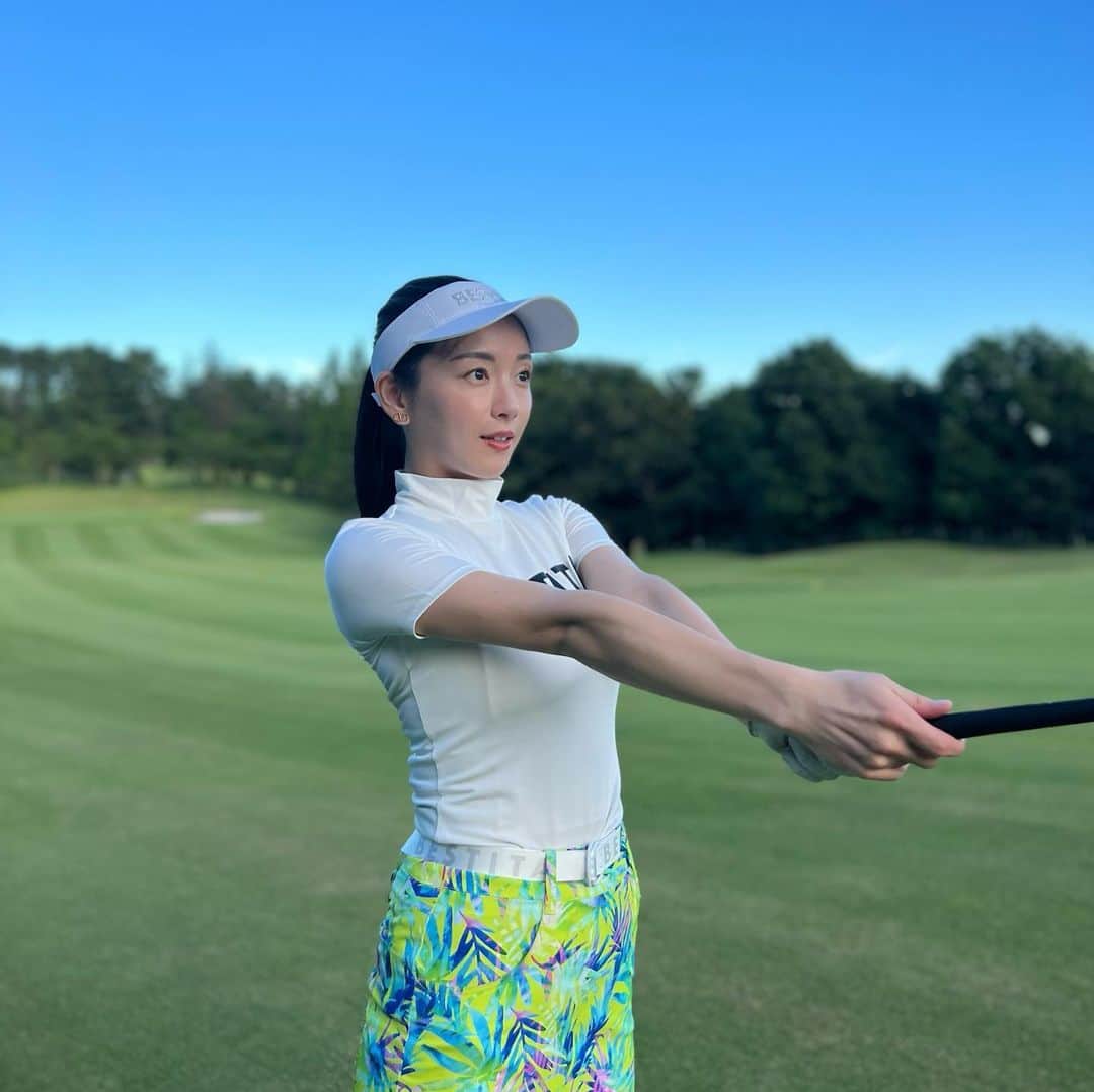 園都さんのインスタグラム写真 - (園都Instagram)「Summer golf🍍  この夏出会ったリゾートゴルフウェア @bestitagolf   トップスもスカートも、 UVカット、接触冷感、吸水速乾！ 着心地が良くて快適にラウンドできました💚  夏は柄物を身につけて とことんカラフルに！！！  #golf #bestita #bestitagolf」8月5日 18時26分 - miyakosono_official