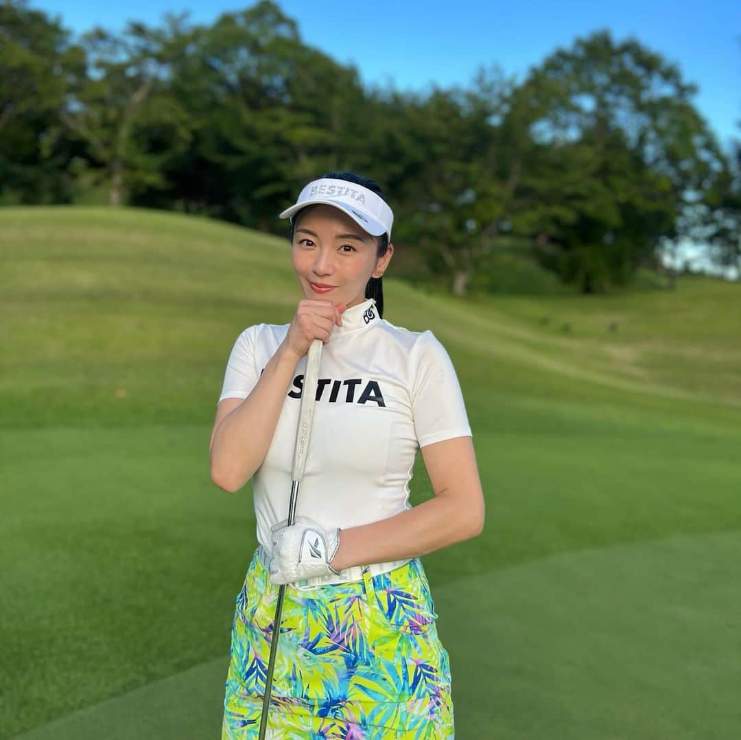 園都さんのインスタグラム写真 - (園都Instagram)「Summer golf🍍  この夏出会ったリゾートゴルフウェア @bestitagolf   トップスもスカートも、 UVカット、接触冷感、吸水速乾！ 着心地が良くて快適にラウンドできました💚  夏は柄物を身につけて とことんカラフルに！！！  #golf #bestita #bestitagolf」8月5日 18時26分 - miyakosono_official