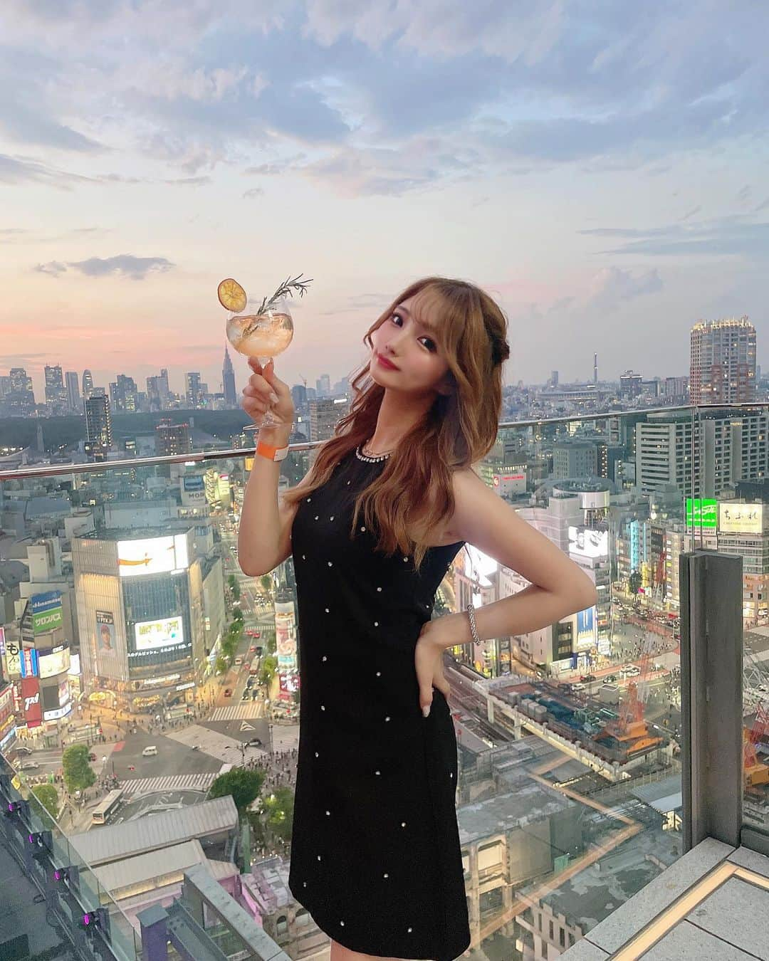 まゆぴちゅーさんのインスタグラム写真 - (まゆぴちゅーInstagram)「CÉ LA VI Tokyo🌴🫶🏻♡  “CHANDON GARDEN SPRITZ PARTY”  にご招待いただいた時のやつ🧡🥂  夕日がいい感じのタイミングで 超絶いい景色で撮れました🍊❤︎  新しいスパークリングワイン美味しすぎた🍾💓  いい景色で飲むお酒って最高だね♡♡♡  ワンピースは、 @darlingcoco_official のだよー♡  キラキラがついてて可愛いワンピ💓 いろんなお洋服あるから見てみてね🥰💋 . . . #celavi #celavitokyo #セラヴィ #セラヴィ東京 #ワンピースコーデ #ワンピース #サンセット #ビジョビ」8月5日 18時34分 - mayu_03pichu