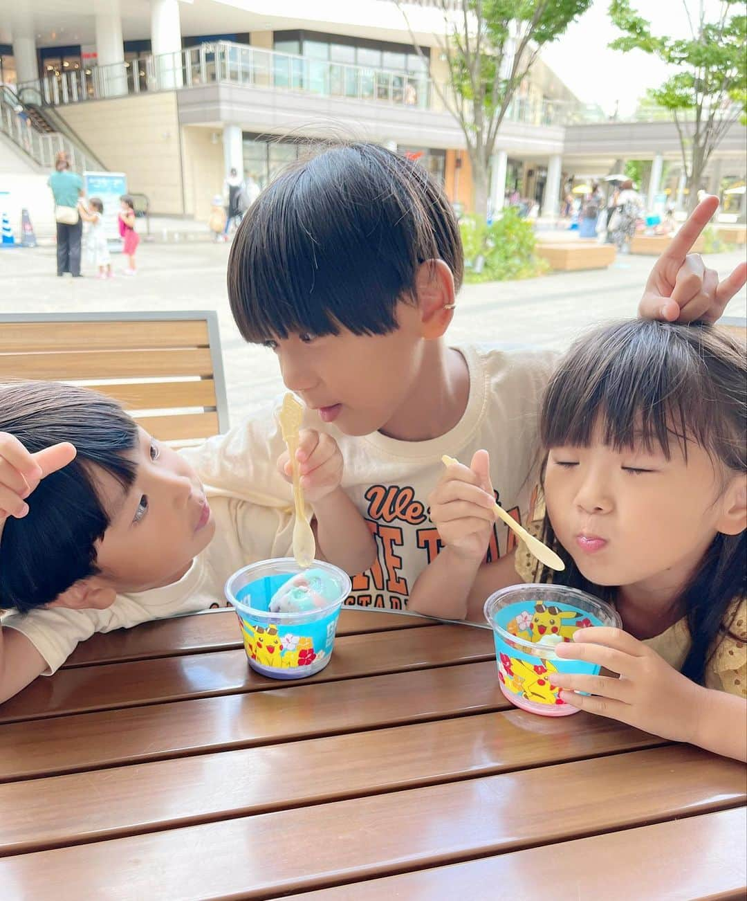 菊地あやかさんのインスタグラム写真 - (菊地あやかInstagram)「. ポケモンカップに釣られた2人👦🏽👧🏽🍨💛 確かにカップもスプーンも可愛かった.’ .’ 兄は甘いの苦手だからいいや！ ふたりで食べな！って… (いやいや甘いのも好きじゃん笑) 俺はチキン食べるって言ってケンタと ポンデリング食べてました😉🫶🏻← 31のコットンキャンディ美味しかった🤍🤍 #夏休み#3兄弟#男の子ママ#女の子ママ #年子ママ#キッズコーデ#キッズカット #7歳#5歳#3歳#こどものいる暮らし #サーティーワンアイスクリーム#31ポケ夏」8月5日 18時36分 - ayaka_official06