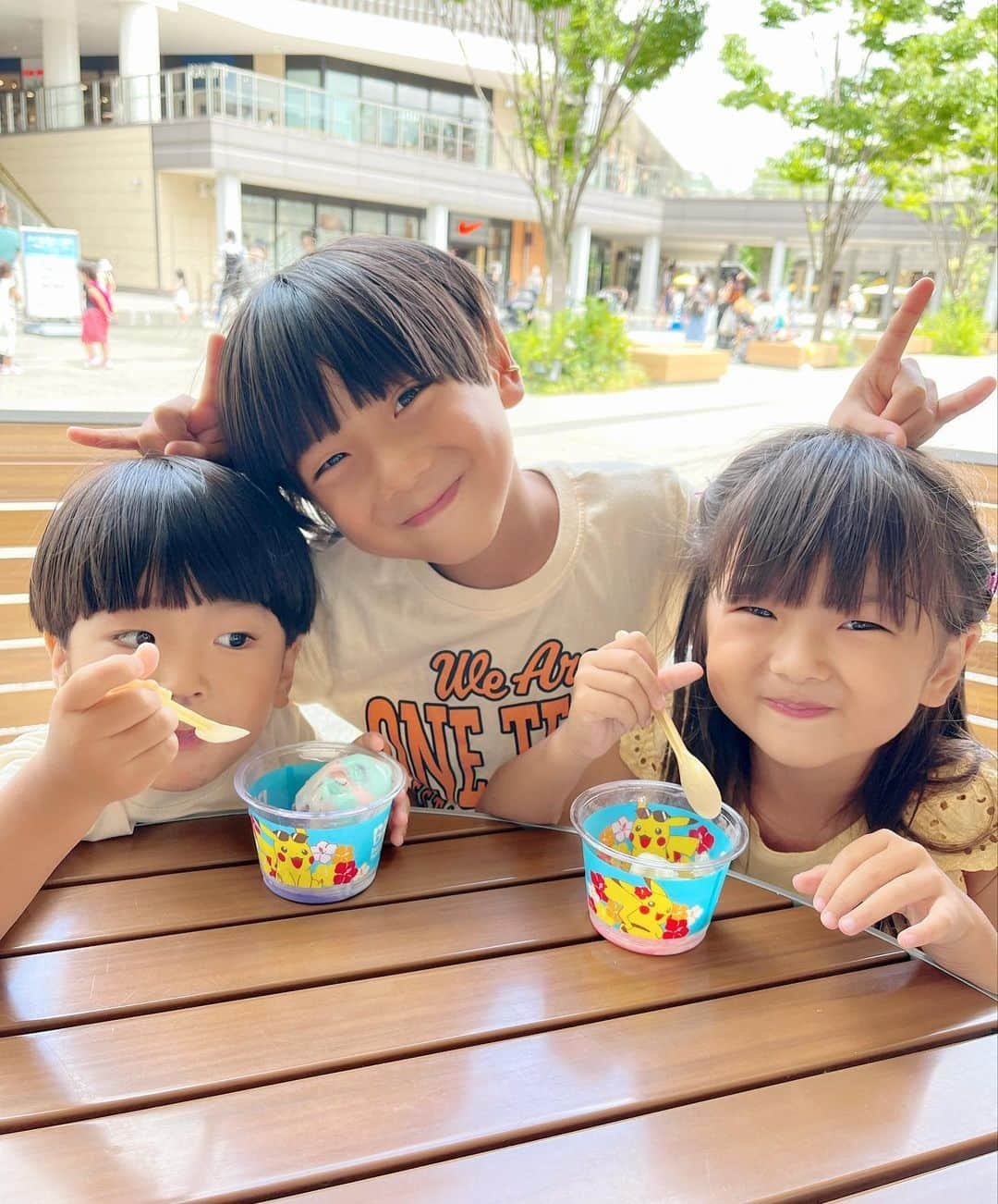 菊地あやかさんのインスタグラム写真 - (菊地あやかInstagram)「. ポケモンカップに釣られた2人👦🏽👧🏽🍨💛 確かにカップもスプーンも可愛かった.’ .’ 兄は甘いの苦手だからいいや！ ふたりで食べな！って… (いやいや甘いのも好きじゃん笑) 俺はチキン食べるって言ってケンタと ポンデリング食べてました😉🫶🏻← 31のコットンキャンディ美味しかった🤍🤍 #夏休み#3兄弟#男の子ママ#女の子ママ #年子ママ#キッズコーデ#キッズカット #7歳#5歳#3歳#こどものいる暮らし #サーティーワンアイスクリーム#31ポケ夏」8月5日 18時36分 - ayaka_official06