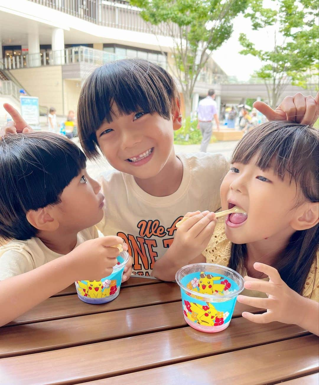 菊地あやかさんのインスタグラム写真 - (菊地あやかInstagram)「. ポケモンカップに釣られた2人👦🏽👧🏽🍨💛 確かにカップもスプーンも可愛かった.’ .’ 兄は甘いの苦手だからいいや！ ふたりで食べな！って… (いやいや甘いのも好きじゃん笑) 俺はチキン食べるって言ってケンタと ポンデリング食べてました😉🫶🏻← 31のコットンキャンディ美味しかった🤍🤍 #夏休み#3兄弟#男の子ママ#女の子ママ #年子ママ#キッズコーデ#キッズカット #7歳#5歳#3歳#こどものいる暮らし #サーティーワンアイスクリーム#31ポケ夏」8月5日 18時36分 - ayaka_official06