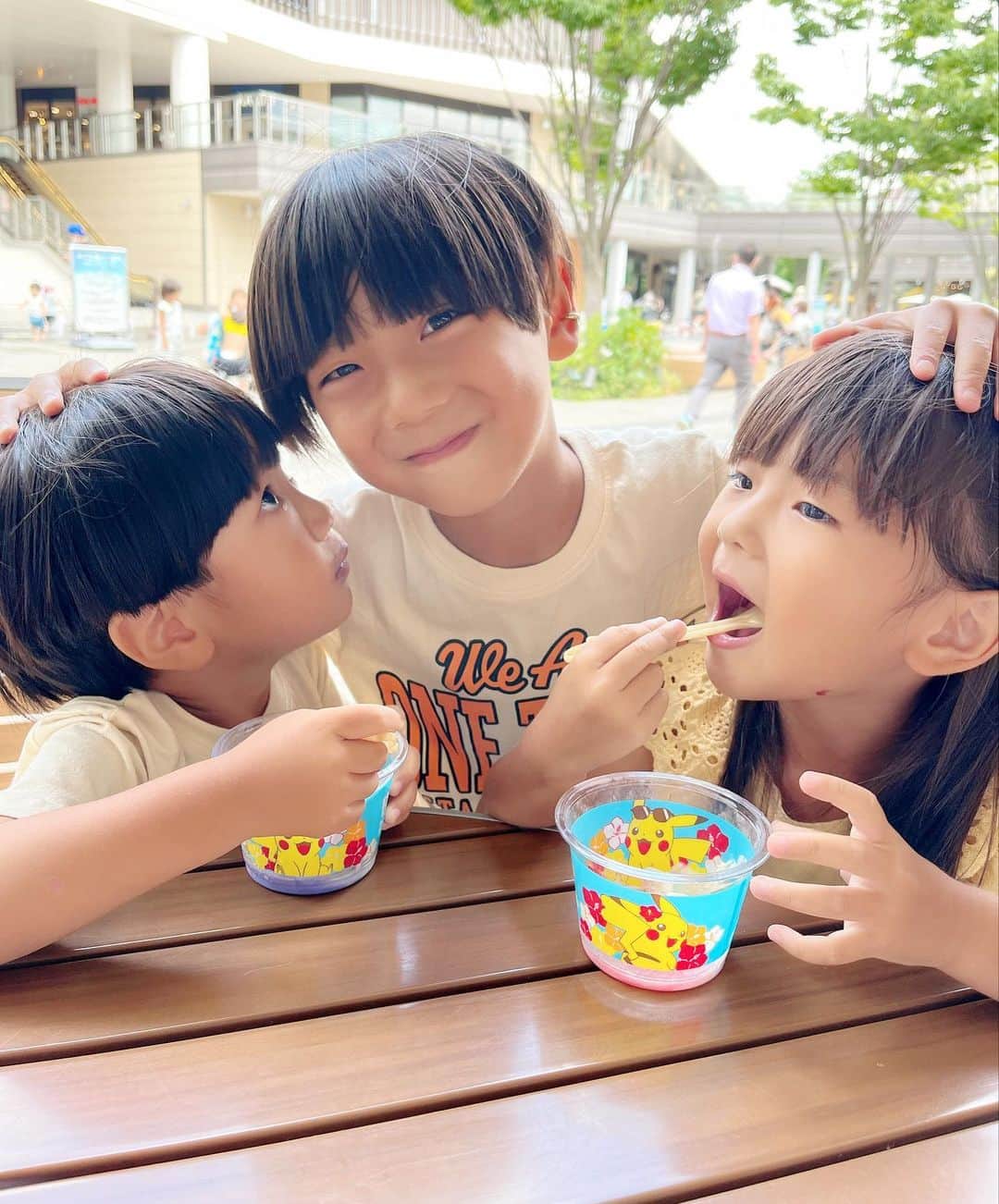 菊地あやかさんのインスタグラム写真 - (菊地あやかInstagram)「. ポケモンカップに釣られた2人👦🏽👧🏽🍨💛 確かにカップもスプーンも可愛かった.’ .’ 兄は甘いの苦手だからいいや！ ふたりで食べな！って… (いやいや甘いのも好きじゃん笑) 俺はチキン食べるって言ってケンタと ポンデリング食べてました😉🫶🏻← 31のコットンキャンディ美味しかった🤍🤍 #夏休み#3兄弟#男の子ママ#女の子ママ #年子ママ#キッズコーデ#キッズカット #7歳#5歳#3歳#こどものいる暮らし #サーティーワンアイスクリーム#31ポケ夏」8月5日 18時36分 - ayaka_official06