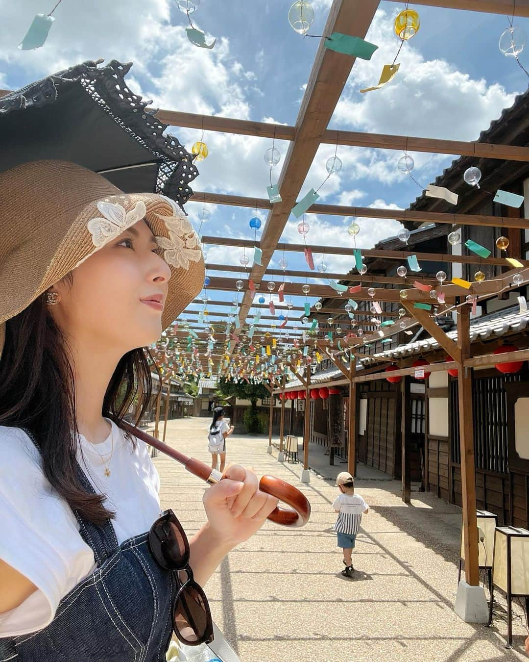 井上麻衣さんのインスタグラム写真 - (井上麻衣Instagram)「夏休み🌻！ということで子供たちを連れて 東映太秦映画村に行ってきたよ💕  関西在住ですがこちらにお邪魔するのは初めて、、、 予定が決まってから楽しみにしていました😍  太秦村といえば”オープンセット(江戸の町)”が有名ですが そのほかに忍者ショーなどが行われる”中村座”や 大人気”鬼滅の刃”とのコラボしてアニメの名場面を見られたり 吉原遊郭が再現されています✨✨  アトラクションコーナーでは、”からくり忍者屋敷”🥷や 大人でも迷って出られない？迷路などがあり 子供たちは大喜び❣️ もう帰りたくないって何度聞いたか😂  子供だけでなく大人も楽しめる場所です👍  中でも今回1番楽しみにしていた ”エヴァンゲリオン京都基地”で行われるウォーターショー🫧 言葉では中々伝えづらいですがとにかくすごい❣️ 必然的に子供たちメインになりますが 大人も交えて遊びたい！そんなショーでした💕 ただ、ずぶ濡れ💦💦になります笑笑 この日は特に厳しい暑さだったので 良いクールダウンになりました😊  お着替えは必須です💓（更衣室あり） （※日にち限定、1日３公演なので 来られる際に要検索→ @toeieigamura )  お土産物売り場や、カフェ☕️なんかも充実しているので 一日中遊べる東映太秦映画村です✨✨  また涼しくなったら家族で訪れたいな^ ^ ♪  ☑︎東映太秦映画村  @toeieigamura  京都府京都市右京区太秦東蜂岡町10 🚗駐車場あり(コインパーキング) 🚃嵐電「太秦広隆寺」駅より徒歩5分  ・ ・ ・ ・ #summer#summervacation#kyoto PR #太秦映画村 #映画村 #東映太秦映画村 #夏イベント #京都観光スポット #鬼滅の刃コラボ #エヴァンゲリオンコラボ #子供のいる生活#子供と遊び#京都観光」8月5日 18時37分 - mai_inoue