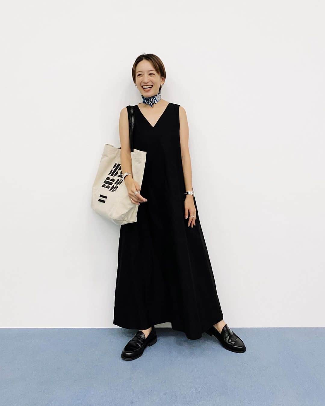 高山都さんのインスタグラム写真 - (高山都Instagram)「今日はバッグが映えますようになコーデにした #都ふく でした。 涼しかったから、スカーフとローファーでちょっぴりトラッドに寄せた黒ワンピース。 one-piece @ships_any_official ✖︎ miyako takayama scarf @hermes  shoes @sanders_jp  bag @unitedbamboo_official ✖︎ miyako takayama 今日から8月21日までの受注生産のバッグ！ とても使いやすくて、大人っぽくもカジュアルラフにも持てます。 マネージャー新保くんが持っても似合ってて、ユニセックスで使えることがしっかり証明された！ 🙋🏻‍♂️にも使ってもらおう。そうしよう。 @unitedbamboo_official @onwardcrosset スタッフの皆さま、今日もたくさんありがとうございました！ 最後の写真はメイク💄 珍しく目元オレンジなんぞ。 @addictionbeauty_official の新作パレットがとてもかわいいの。」8月5日 19時29分 - miyare38
