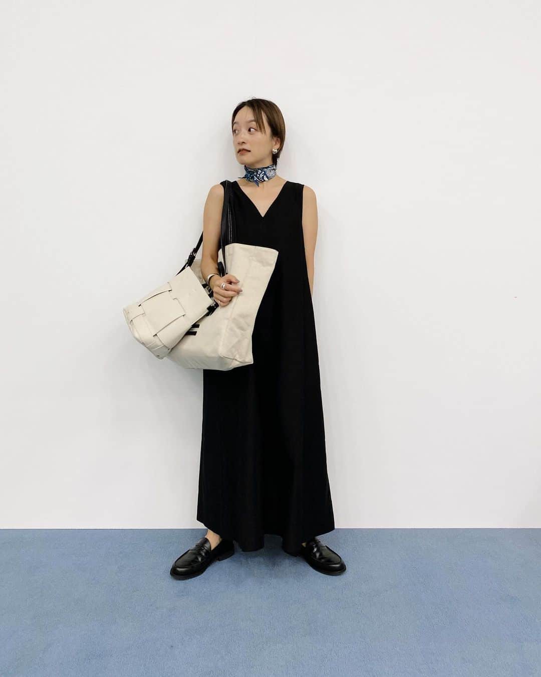 高山都さんのインスタグラム写真 - (高山都Instagram)「今日はバッグが映えますようになコーデにした #都ふく でした。 涼しかったから、スカーフとローファーでちょっぴりトラッドに寄せた黒ワンピース。 one-piece @ships_any_official ✖︎ miyako takayama scarf @hermes  shoes @sanders_jp  bag @unitedbamboo_official ✖︎ miyako takayama 今日から8月21日までの受注生産のバッグ！ とても使いやすくて、大人っぽくもカジュアルラフにも持てます。 マネージャー新保くんが持っても似合ってて、ユニセックスで使えることがしっかり証明された！ 🙋🏻‍♂️にも使ってもらおう。そうしよう。 @unitedbamboo_official @onwardcrosset スタッフの皆さま、今日もたくさんありがとうございました！ 最後の写真はメイク💄 珍しく目元オレンジなんぞ。 @addictionbeauty_official の新作パレットがとてもかわいいの。」8月5日 19時29分 - miyare38