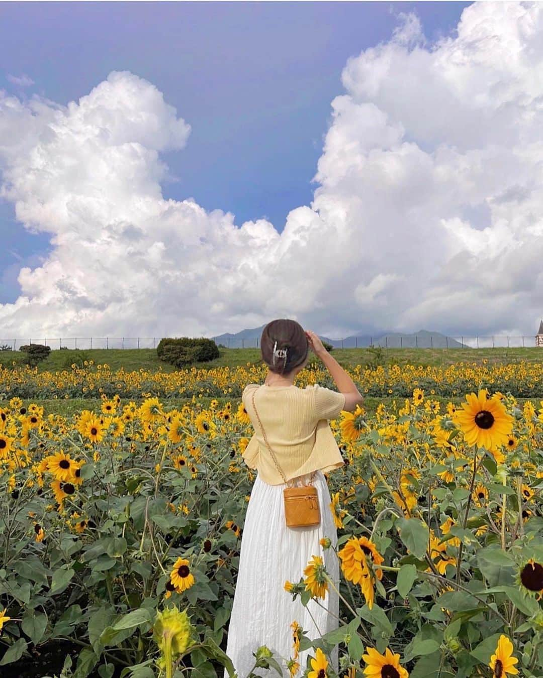 岡元優香さんのインスタグラム写真 - (岡元優香Instagram)「.  この間みんなで 山梨の明野ひまわり畑へ🌻🌻  きれいだったああ〜♡  #明野ひまわり畑  #ひまわり畑#山梨旅行 #ひまわり畑🌻#山梨観光」8月5日 21時19分 - ___o3yuka._