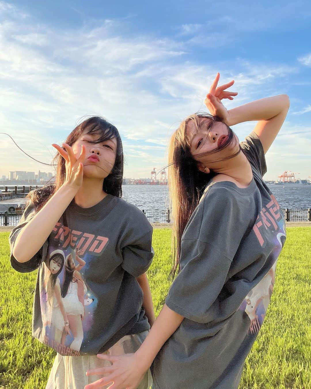 重盛さと美さんのインスタグラム写真 - (重盛さと美Instagram)「FRIEND Tシャツ💗💚💕 ウチラはL着てます！ 男の子はXLが良いかもです👍 女の子はワンピースで着る以外絶対Lがおすすめです👍 (153㎝の私はLでもワンピースでイケるぐらいオーバーサイズです)  そして去年は無かった赤が仲間入りです❤️ 希帆ちゃんは赤の方が可愛いと言っておりました😐㊙️ 私は選べないくらい両方お気に入りです☺️💯💮👏（笑）  ストーリーに色々載せてるので見て見てね👀❤️  #FRIEND  #発売記念Tシャツ #2色展開 #デザインかなり攻めました #すいませーん♡（笑）  ご購入はプロフィールのURLからお願いします🙏❤️」8月5日 21時25分 - satomi_shigemori