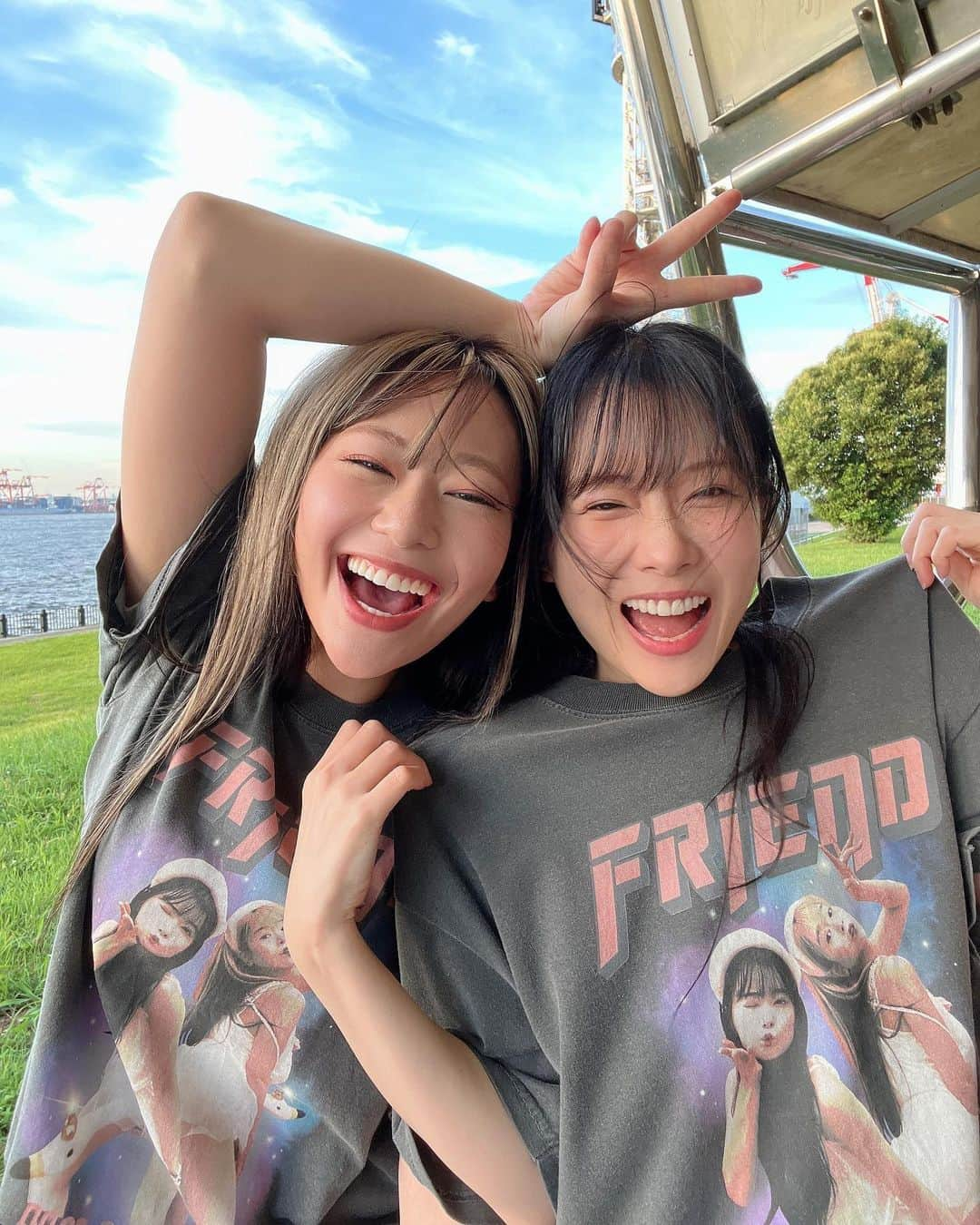 重盛さと美さんのインスタグラム写真 - (重盛さと美Instagram)「FRIEND Tシャツ💗💚💕 ウチラはL着てます！ 男の子はXLが良いかもです👍 女の子はワンピースで着る以外絶対Lがおすすめです👍 (153㎝の私はLでもワンピースでイケるぐらいオーバーサイズです)  そして去年は無かった赤が仲間入りです❤️ 希帆ちゃんは赤の方が可愛いと言っておりました😐㊙️ 私は選べないくらい両方お気に入りです☺️💯💮👏（笑）  ストーリーに色々載せてるので見て見てね👀❤️  #FRIEND  #発売記念Tシャツ #2色展開 #デザインかなり攻めました #すいませーん♡（笑）  ご購入はプロフィールのURLからお願いします🙏❤️」8月5日 21時25分 - satomi_shigemori