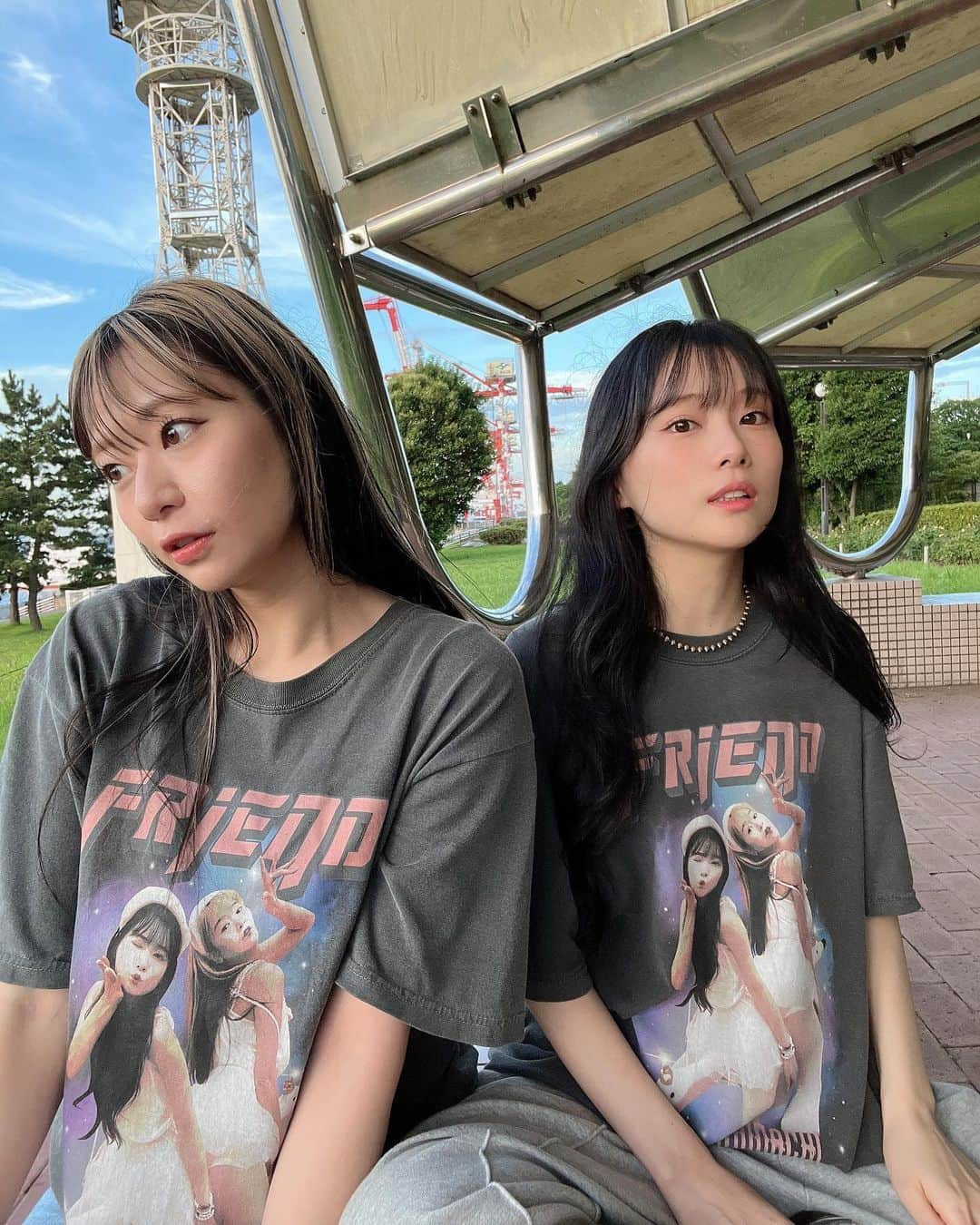 重盛さと美さんのインスタグラム写真 - (重盛さと美Instagram)「FRIEND Tシャツ💗💚💕 ウチラはL着てます！ 男の子はXLが良いかもです👍 女の子はワンピースで着る以外絶対Lがおすすめです👍 (153㎝の私はLでもワンピースでイケるぐらいオーバーサイズです)  そして去年は無かった赤が仲間入りです❤️ 希帆ちゃんは赤の方が可愛いと言っておりました😐㊙️ 私は選べないくらい両方お気に入りです☺️💯💮👏（笑）  ストーリーに色々載せてるので見て見てね👀❤️  #FRIEND  #発売記念Tシャツ #2色展開 #デザインかなり攻めました #すいませーん♡（笑）  ご購入はプロフィールのURLからお願いします🙏❤️」8月5日 21時25分 - satomi_shigemori