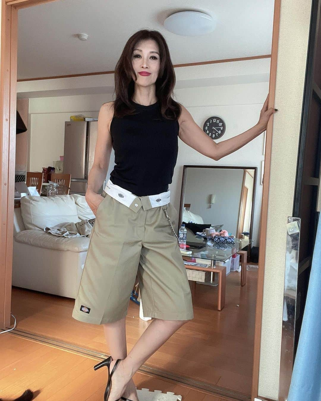 Naoko（なおこ）さんのインスタグラム写真 - (Naoko（なおこ）Instagram)「👖 まげて のばして まげて のばして まげて のばして のばして  ディッキーズの ウエスト タグのはなし  ワラ  てか部屋の生活感！  これがわたし🫣 #dickies  #チノショーツ  #ootd#fashion#style#筋トレ女子 #熊本筋トレ#Fitnesswear#フィットネス#Fitness#フィットネスウェア#筋トレ女子と繋がりたい #減量 #くびれ#美ボディ #アラフィフ#アラフィフコーデ#筋トレ日記 #ボディメイク #50代#50代筋トレ#熊本#kumamoto #Trainingmotivation #Bodybuilding#Muscletraining #fitnessmodel#training#gymgirl#Housemusic」8月5日 21時33分 - smile_naohibi