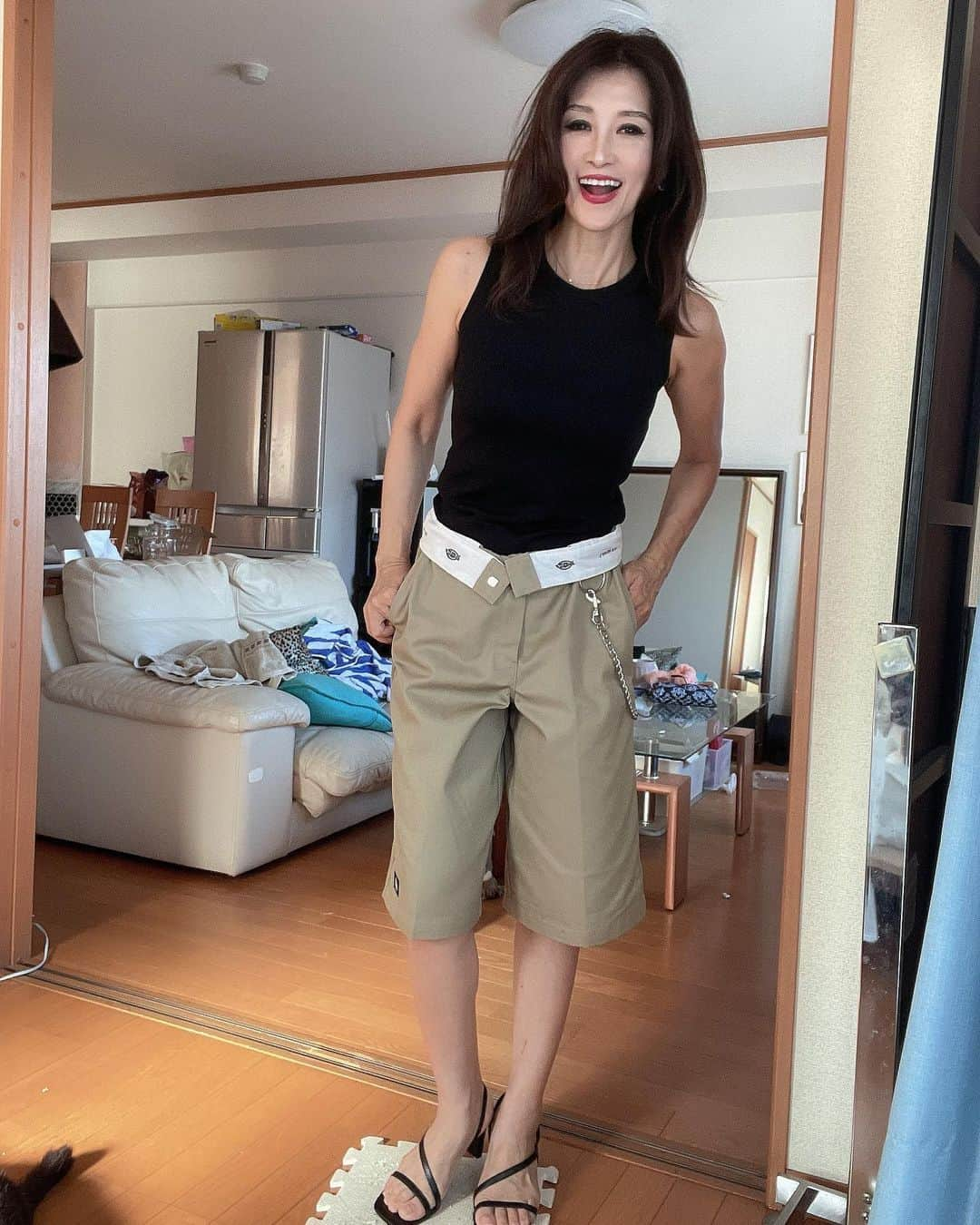 Naoko（なおこ）さんのインスタグラム写真 - (Naoko（なおこ）Instagram)「👖 まげて のばして まげて のばして まげて のばして のばして  ディッキーズの ウエスト タグのはなし  ワラ  てか部屋の生活感！  これがわたし🫣 #dickies  #チノショーツ  #ootd#fashion#style#筋トレ女子 #熊本筋トレ#Fitnesswear#フィットネス#Fitness#フィットネスウェア#筋トレ女子と繋がりたい #減量 #くびれ#美ボディ #アラフィフ#アラフィフコーデ#筋トレ日記 #ボディメイク #50代#50代筋トレ#熊本#kumamoto #Trainingmotivation #Bodybuilding#Muscletraining #fitnessmodel#training#gymgirl#Housemusic」8月5日 21時33分 - smile_naohibi