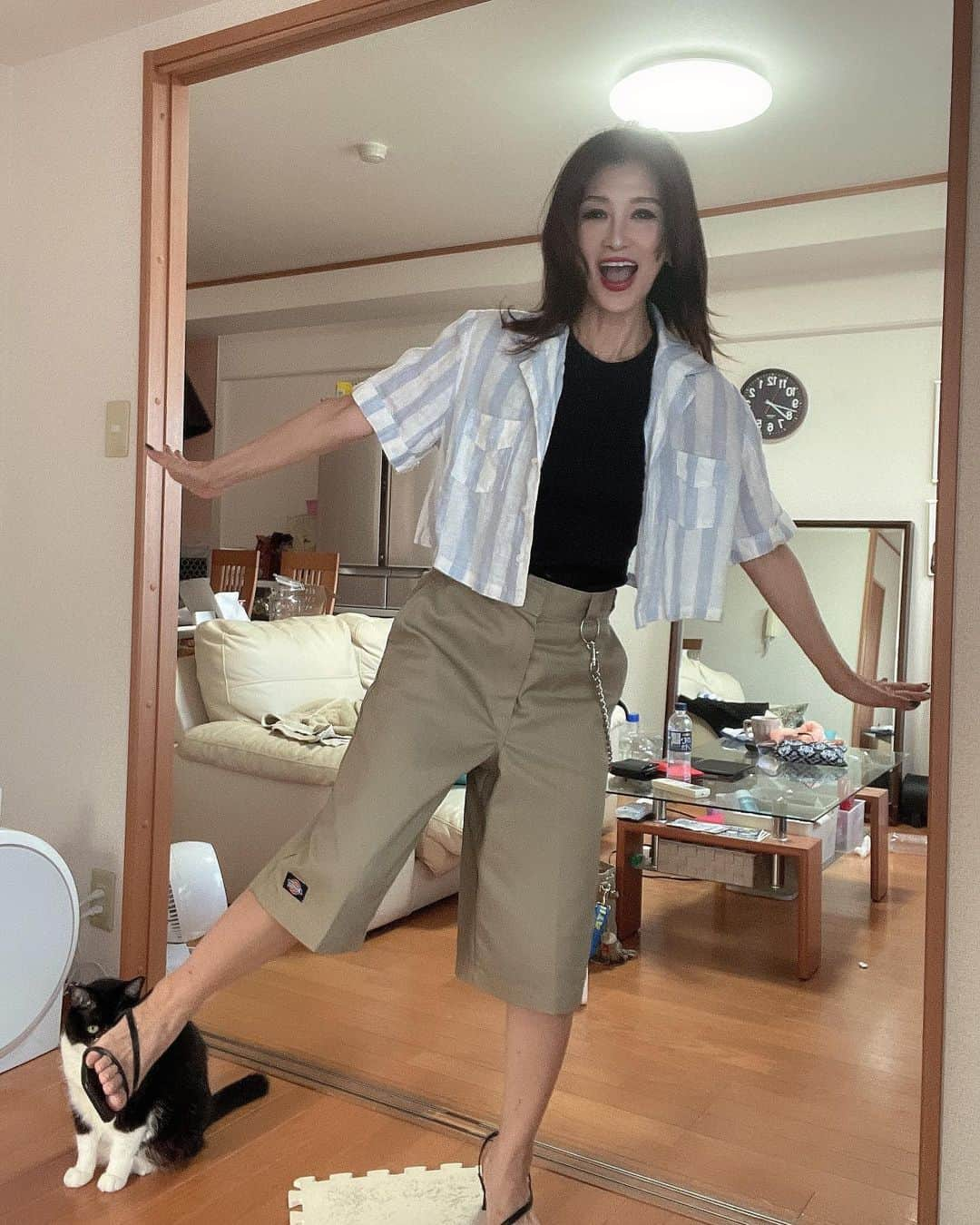 Naoko（なおこ）さんのインスタグラム写真 - (Naoko（なおこ）Instagram)「👖 まげて のばして まげて のばして まげて のばして のばして  ディッキーズの ウエスト タグのはなし  ワラ  てか部屋の生活感！  これがわたし🫣 #dickies  #チノショーツ  #ootd#fashion#style#筋トレ女子 #熊本筋トレ#Fitnesswear#フィットネス#Fitness#フィットネスウェア#筋トレ女子と繋がりたい #減量 #くびれ#美ボディ #アラフィフ#アラフィフコーデ#筋トレ日記 #ボディメイク #50代#50代筋トレ#熊本#kumamoto #Trainingmotivation #Bodybuilding#Muscletraining #fitnessmodel#training#gymgirl#Housemusic」8月5日 21時33分 - smile_naohibi