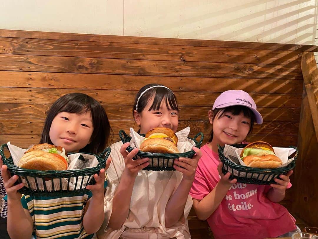 江原千鶴（エハラチヅル）さんのインスタグラム写真 - (江原千鶴（エハラチヅル）Instagram)「ハンバーガー屋さんに行った時の写真。  すぐふざけるうたくん😂  映え大好き三姉妹❤️  #エハラ家 #あー夏休み」8月5日 21時54分 - eharachizuru
