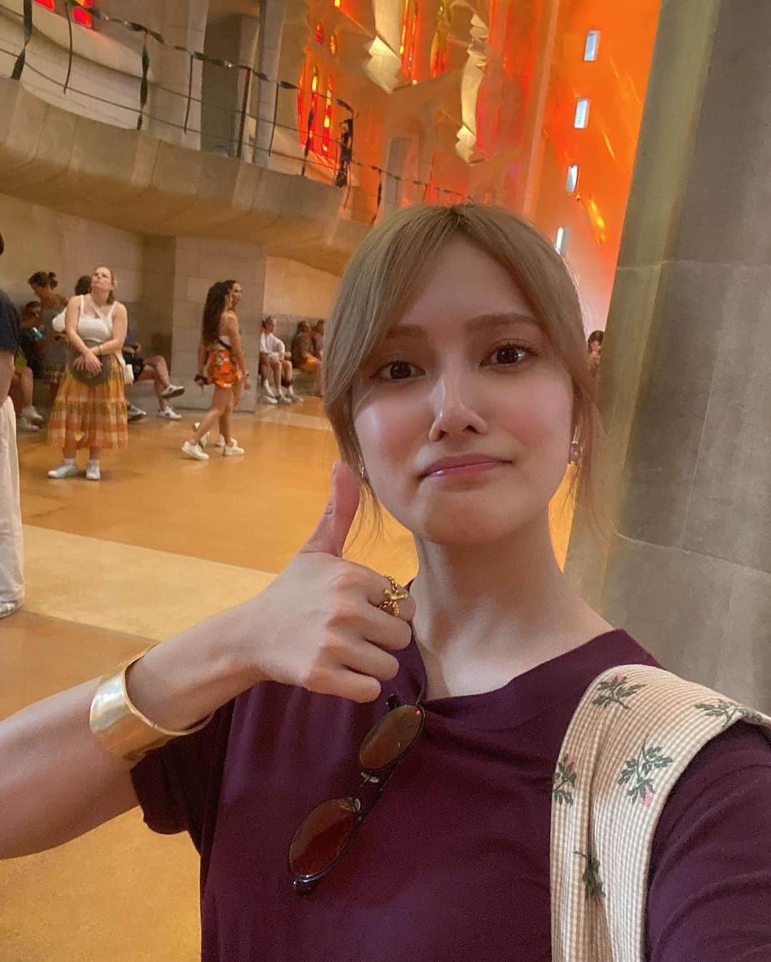 入山杏奈さんのインスタグラム写真 - (入山杏奈Instagram)「夢がひとつ叶いました…！✨ それは📍サグラダ・ファミリア に行くこと。  いつかこの目で見てみたい、と何年も思い続けてました。 バルセロナに着いてから遠目には何度も見ていたけれど、いざ目の前にしてみると言葉には表せない感動が…🥺🤍 夢って願えば叶うんだなぁ。そう思った瞬間でした。 内観については何も知らなかったんだけど、 なんと日本語のガイドもあって📻！ この建築のなにが素晴らしいのか、ガウディがどんな思いを込めて設計したのか、そういったことを詳しく知ることができました。感無量。  📍カタルーニャ音楽堂 もバルセロナが誇る世界遺産のひとつ。 すごく大きく、かつ繊細なステンドグラスが印象的でした🫧  最終日のディナーは海沿いのレストランで 最高の雰囲気で最高のパエリアをいただきました🥘🍷 食べ終わってもまだ空がほんのりと明るく、幸せな気分でした⛵️♡  というわけで、わたしのスペイン旅はここまでです🥲！ ずっと天気もよくて、ご飯もお酒もすっごく美味しくて、歴史的建造物がたくさんあり、芸術的にも豊かな国で、、、絶対に絶対にまた戻ってきたい場所になりました。  滞在中にたくさんストーリーを更新していたんですけど ハイライトに残しておくので(プロフィールから見られます◎) ここ数日の投稿とあわせて、スペイン旅行へ行かれる方の参考になれば嬉しいです🥰！  @gospain.jp #スペイン政府観光局 @palaumusicacat @salmarbarcelona  #スペイン #spain #スペイン旅行 #visitspain #バルセロナ #barcelona #サグラダファミリア #sagradafamilia #カタルーニャ音楽堂 #palaudelamusica #palaudelamusicacatalana」8月5日 22時00分 - iamannairiyama