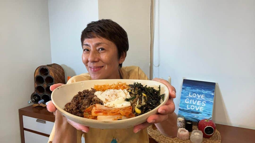 RIKACOさんのインスタグラム写真 - (RIKACOInstagram)「. 手抜きビビンバを YouTubeで紹介してます〜😊 簡単で美味しいよ❤️ #韓国料理 #大好き　#ビビンバ #❤️ #YouTube やっと17万❣️チャンネル登録ありがとうございます🔥」8月5日 23時10分 - rikaco_official