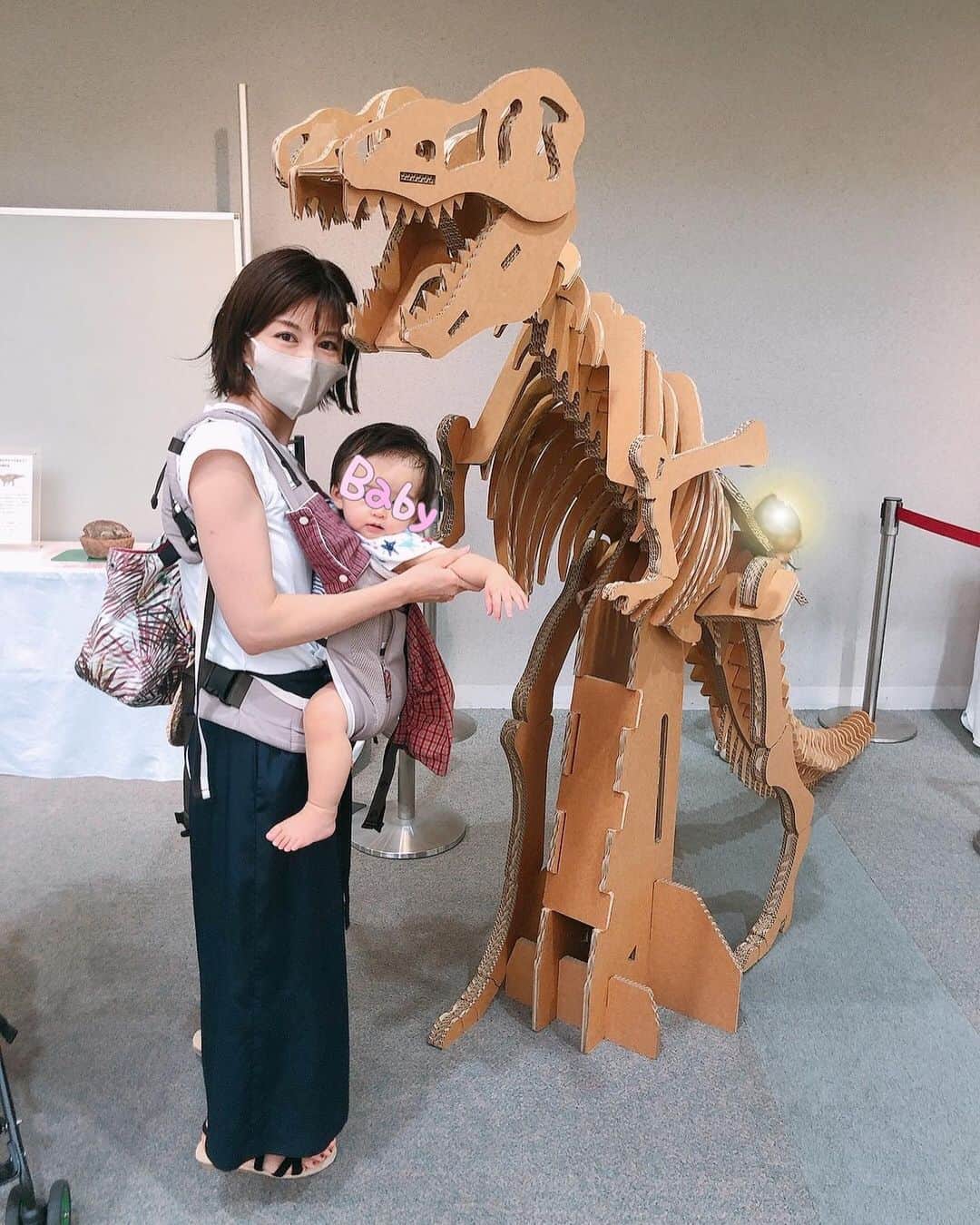 中野美奈子さんのインスタグラム写真 - (中野美奈子Instagram)「（再投稿になります💦） 週末は恐竜イベントへ🦕  お兄ちゃんが上映会に参加中、待ち時間に訳がわからないまま恐竜と記念撮影したら‥‥ 奇跡的におなじポーズ！！  毎日暑いから、屋内イベントで助かりました〜。 年長さんは恐竜より、木材を使ったマルチボックス作りが楽しかったそうです😊  #恐竜イベント #ダーウィンが来た  #上映会   #木材加工  #手作りボックス #お友達に会えて良かったね   #夏休み #熱中症ちゅうい⚠️   #赤ちゃんのいる生活  #中野美奈子」8月5日 23時46分 - minako_nakano.official