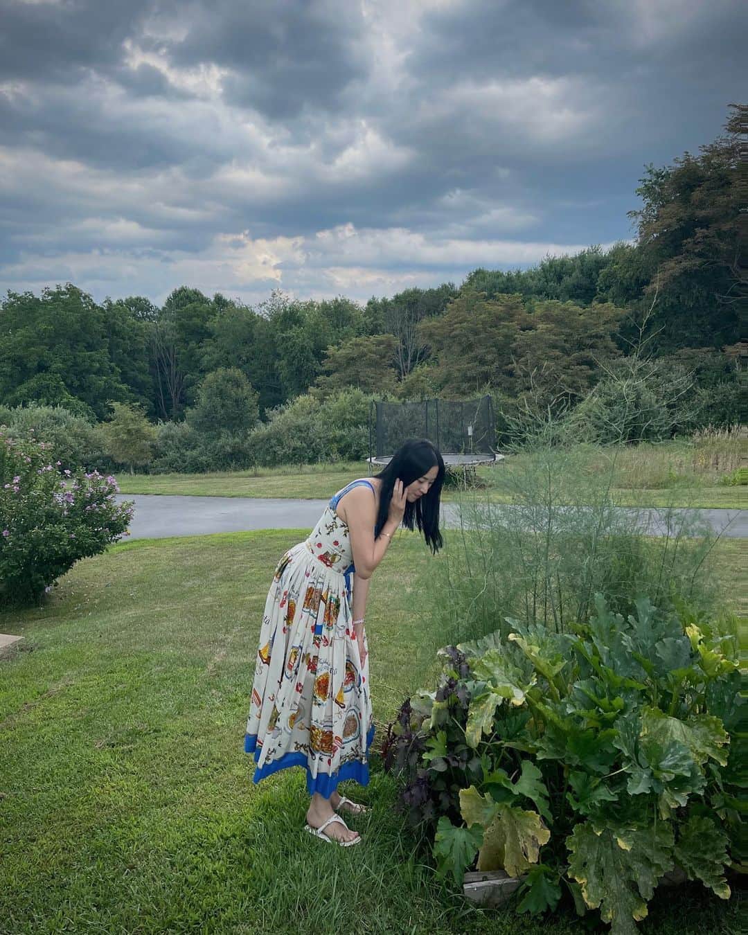 三浦瑠麗さんのインスタグラム写真 - (三浦瑠麗Instagram)「田舎町で、少々休み。 一面に広がる元農場の草原。 ファームハウスの朝ごはん、ちいさな魚が泳ぐクリークの流れに足を浸す。」8月6日 6時56分 - lullymiura